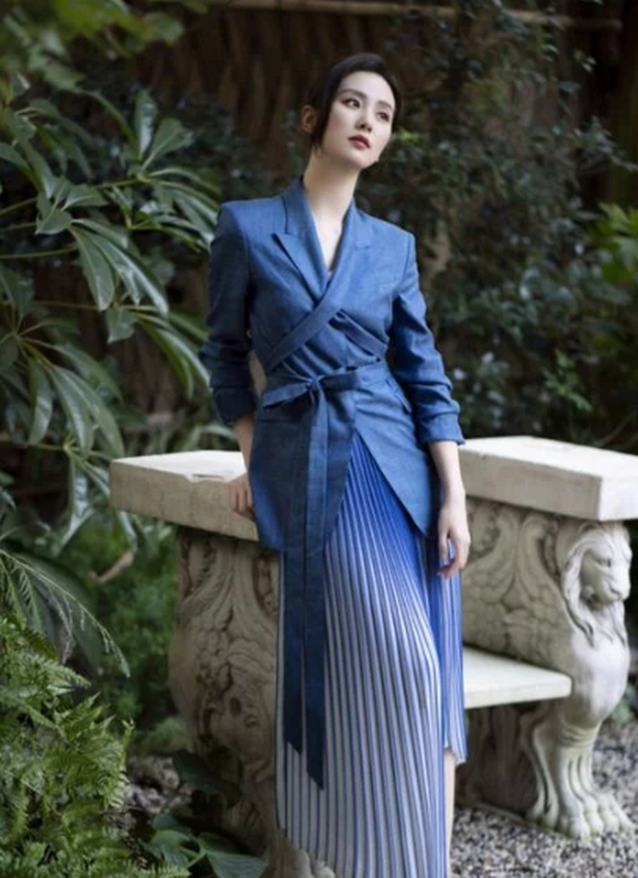 刘诗诗不愧是"最美辣妈",穿多套衣服单品街拍,每套都简约大气,洋气又