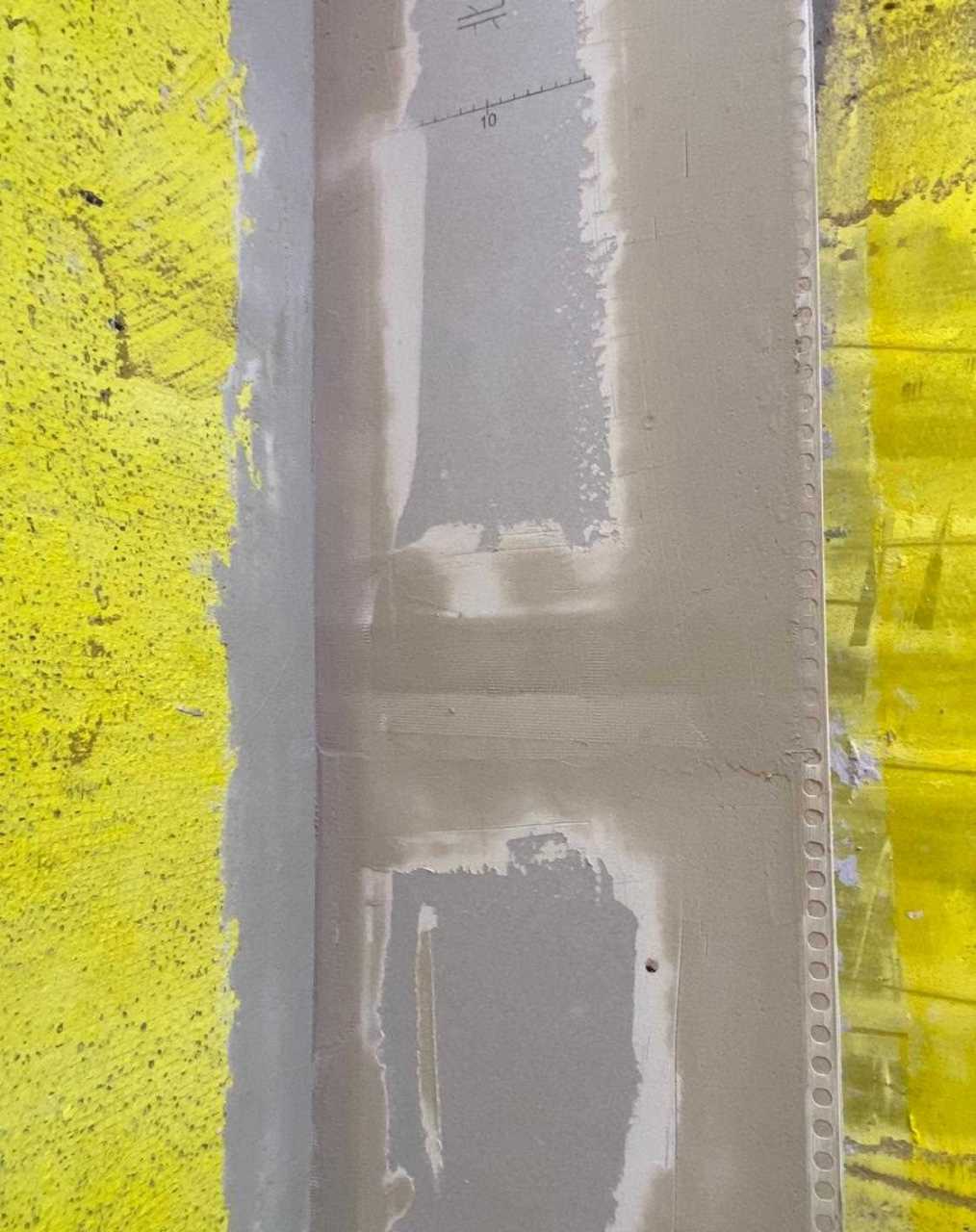 石膏板拼接处的八字缝是为了油工补缝挂网填充更好,石膏接触更好.