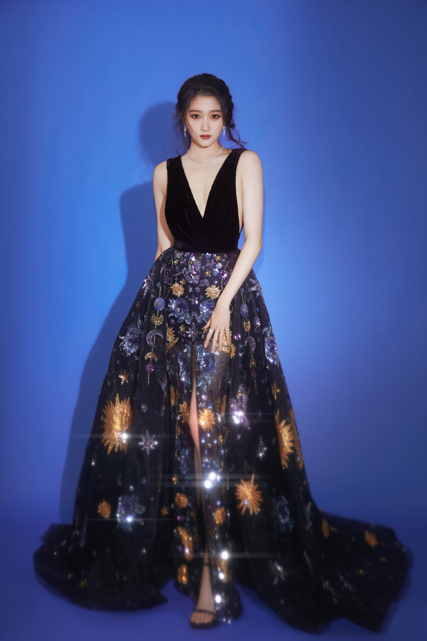 关晓彤微博视界大会红毯,身着zuhair murad 2022秋冬高级定制系列