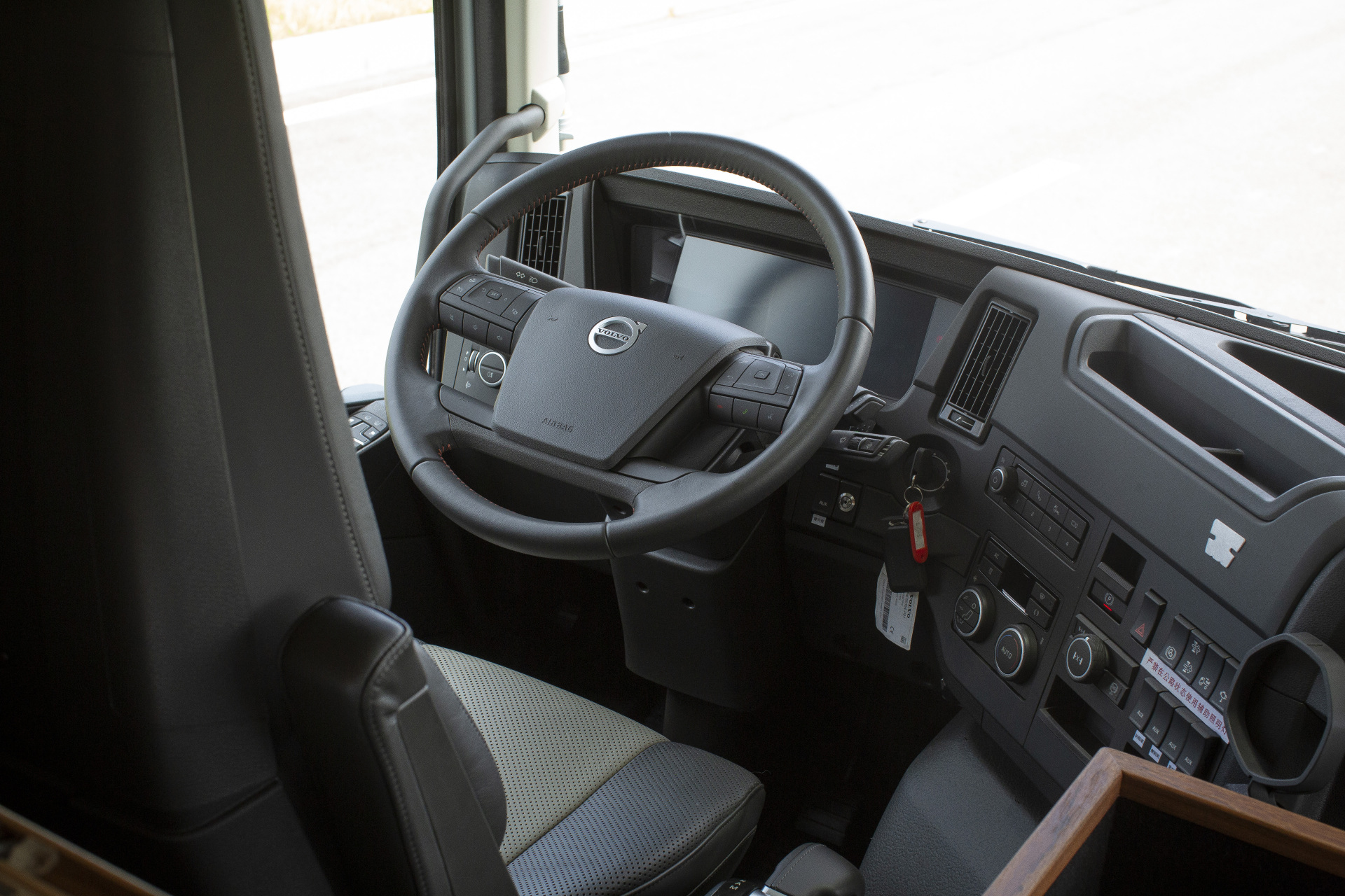 强悍性能 自由驰骋 科摩多龙·沃尔沃fmx500 4x4越野房车 500马力