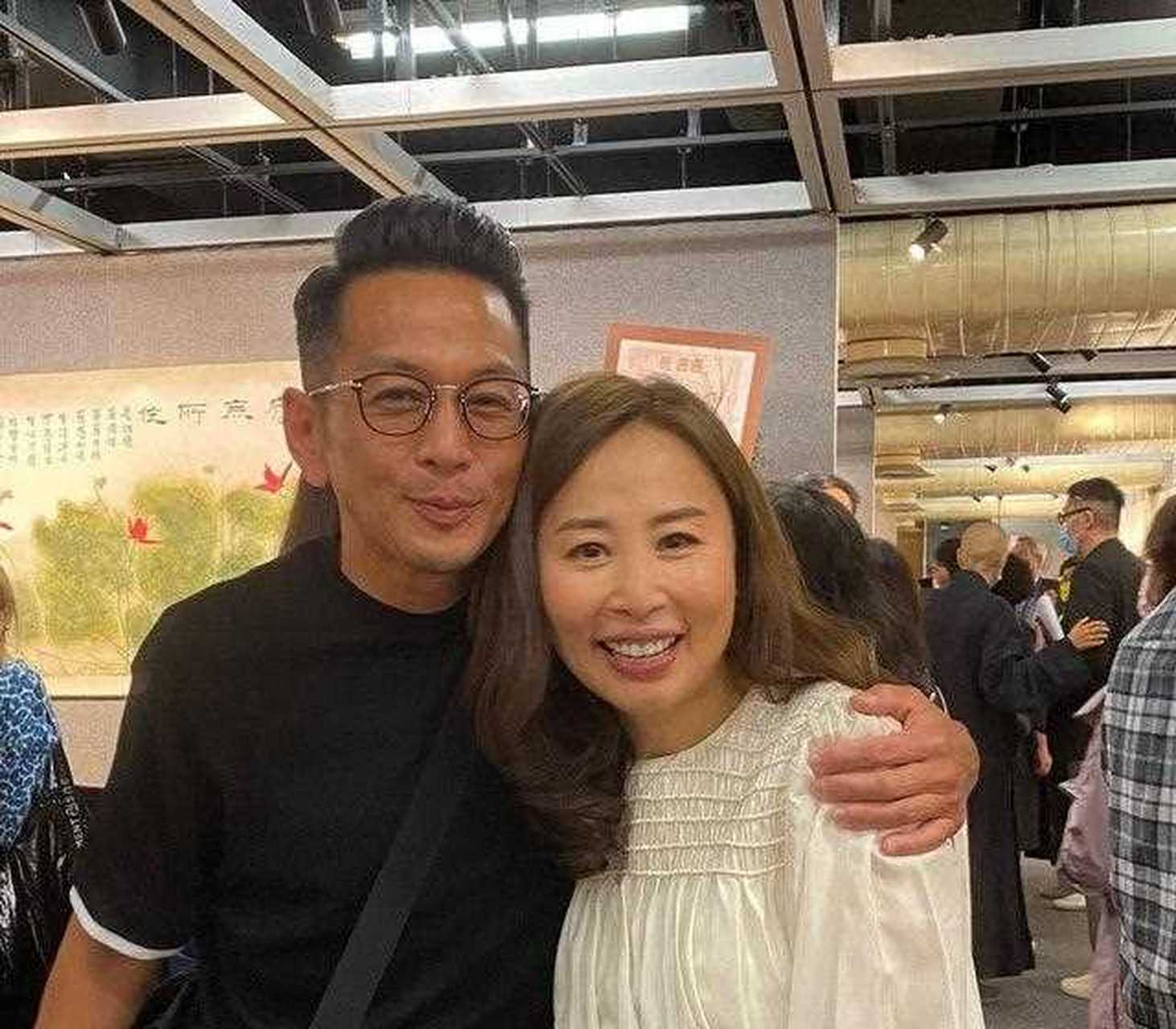 香港著名艺人兰茜的合照,感觉她现在比以前好看很多