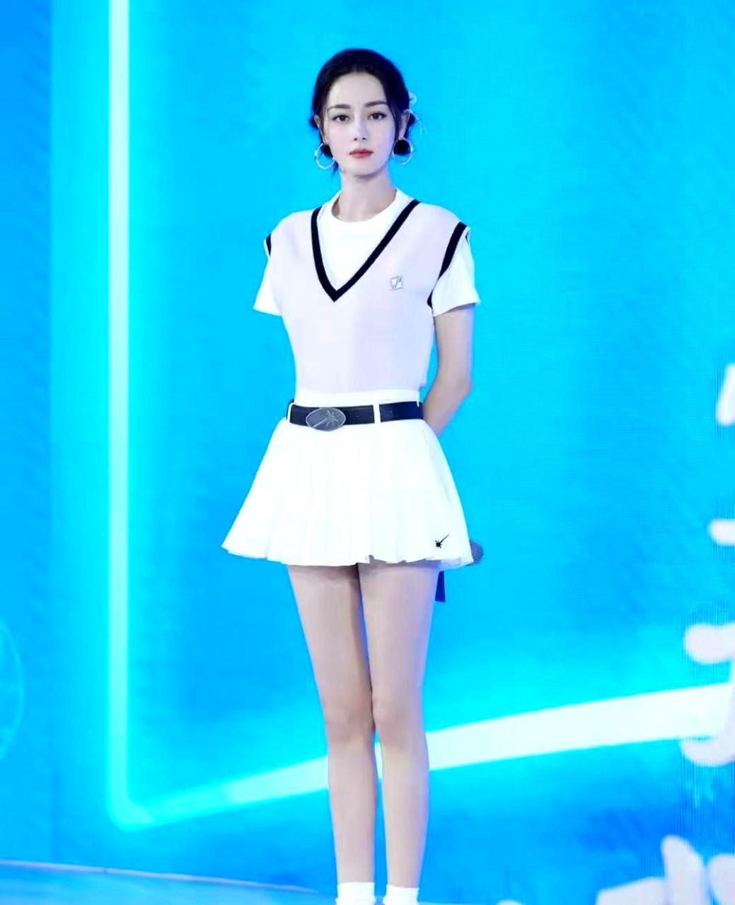 迪丽热巴以粉色针织背心搭配jk百褶裙的活动造型,呈现出元气美少女的