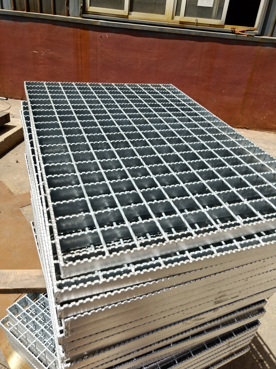 齿形钢格板是一种具有高强度,耐磨,防滑性能的建筑
