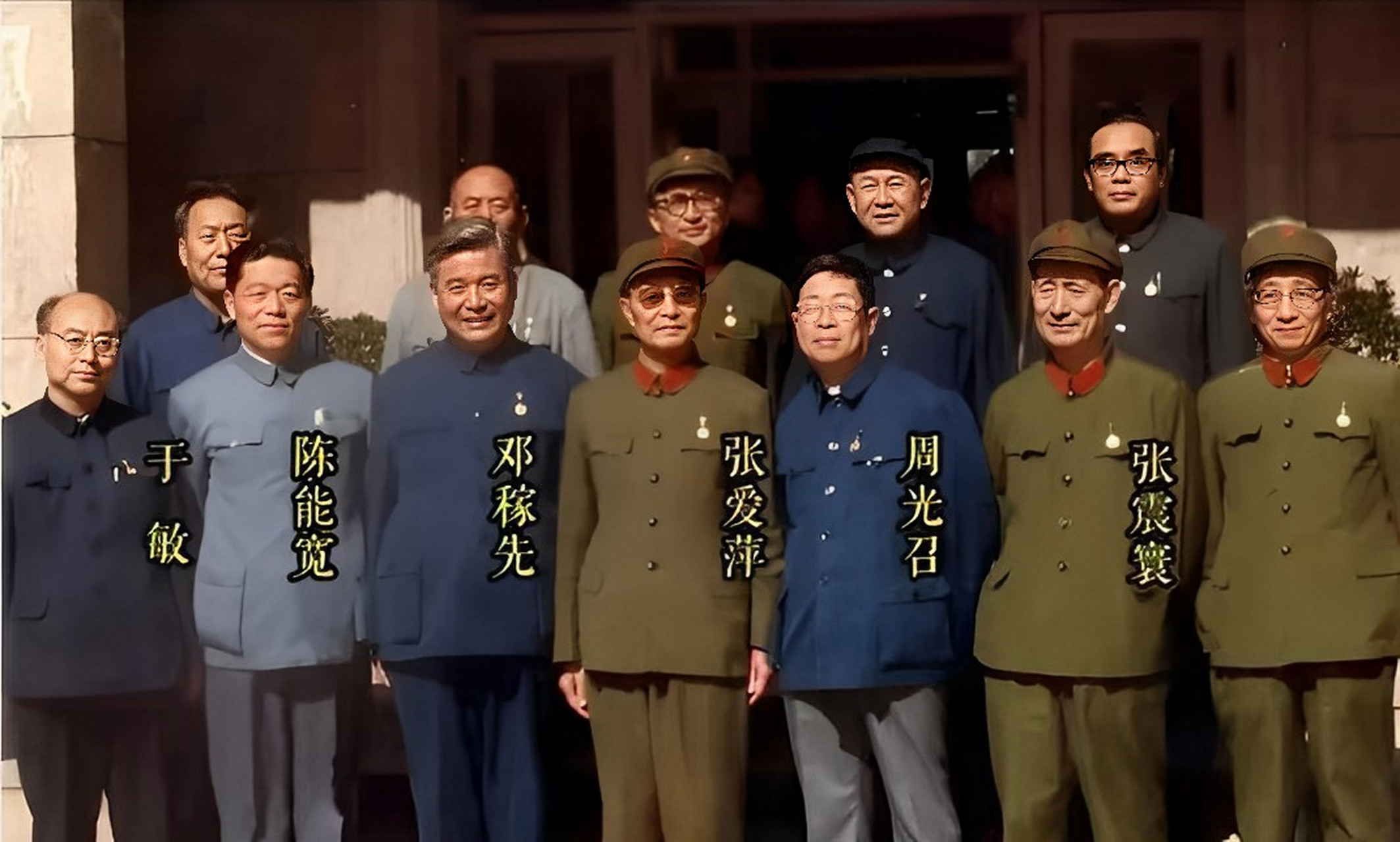 1984年,开国将军张爱萍将军来九所视察,留下了张珍贵的合影.