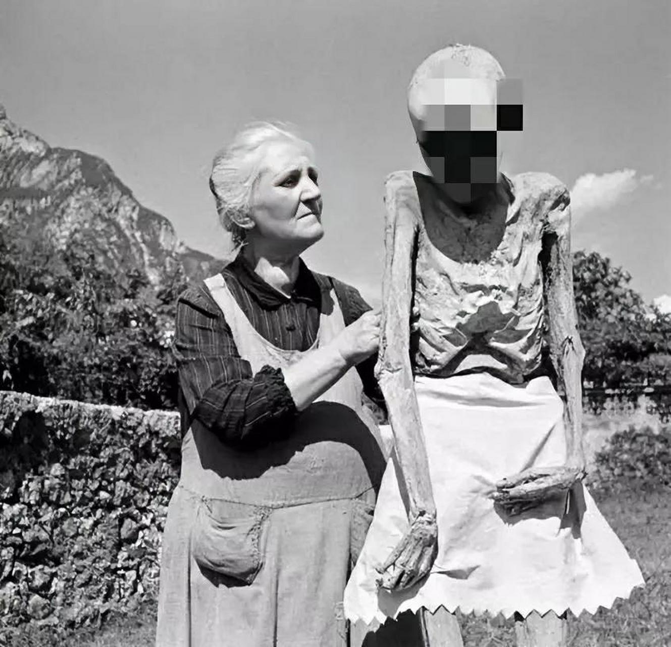 1962年,意大利文佐纳大教堂,当地人把教堂里的木乃伊拿出来拍照.