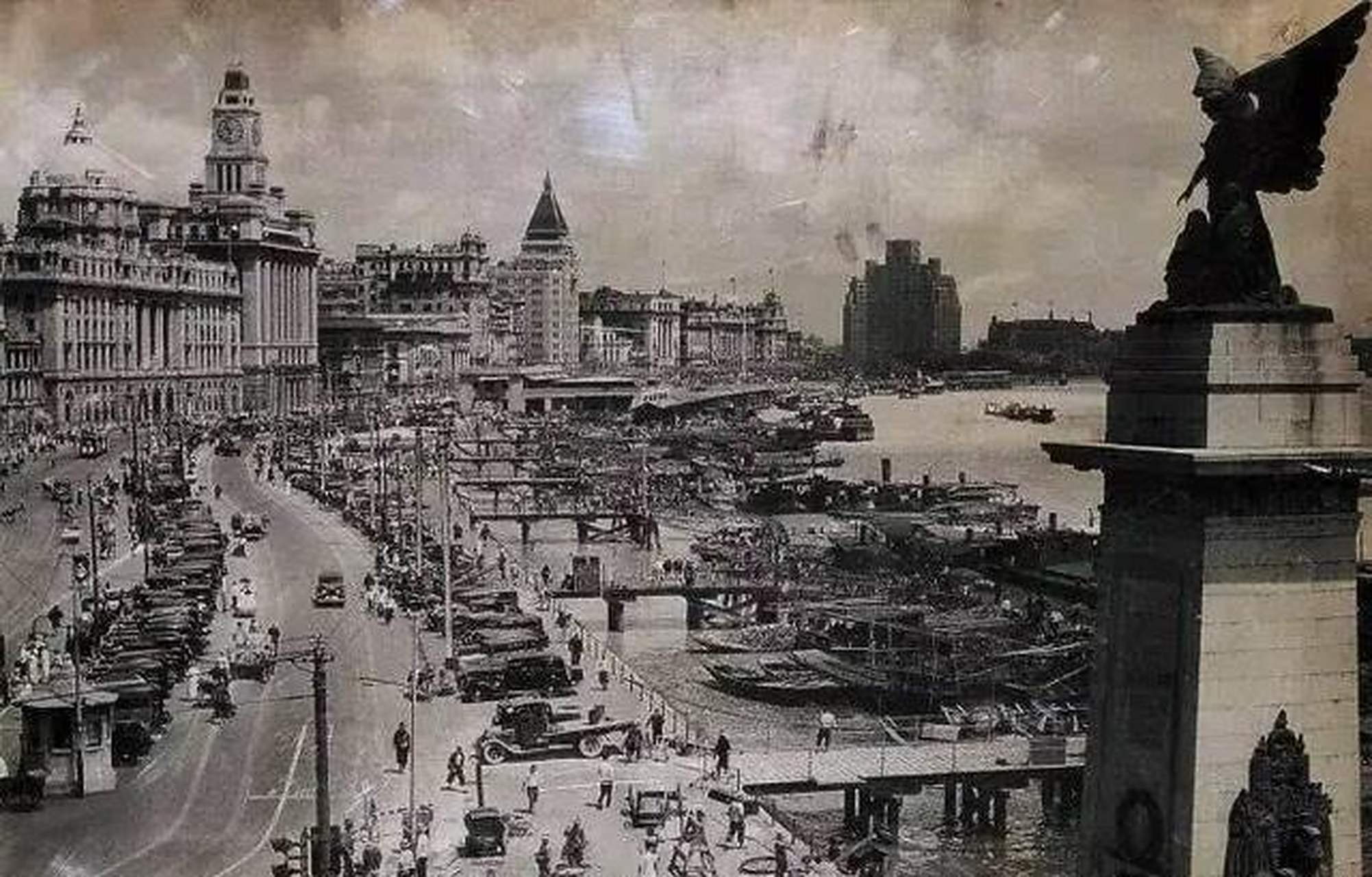 在上世纪20年代的上海外滩,有一个被称为"上海第一碑"的外滩"欧战纪念