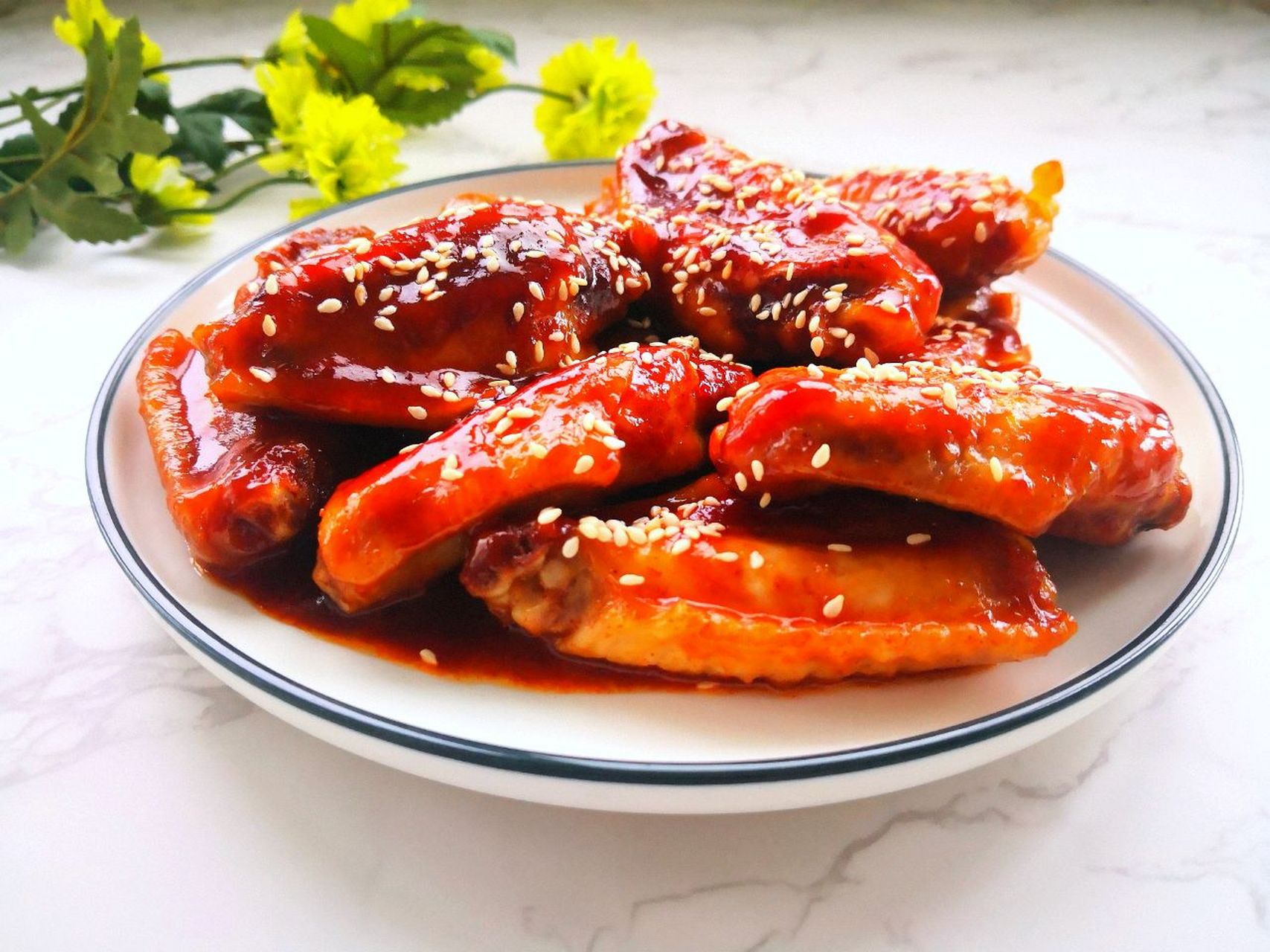 甜辣鸡翅的用料 鸡翅中:500克 韩式辣椒酱:1大匙 白味噌:1大匙 访蜜