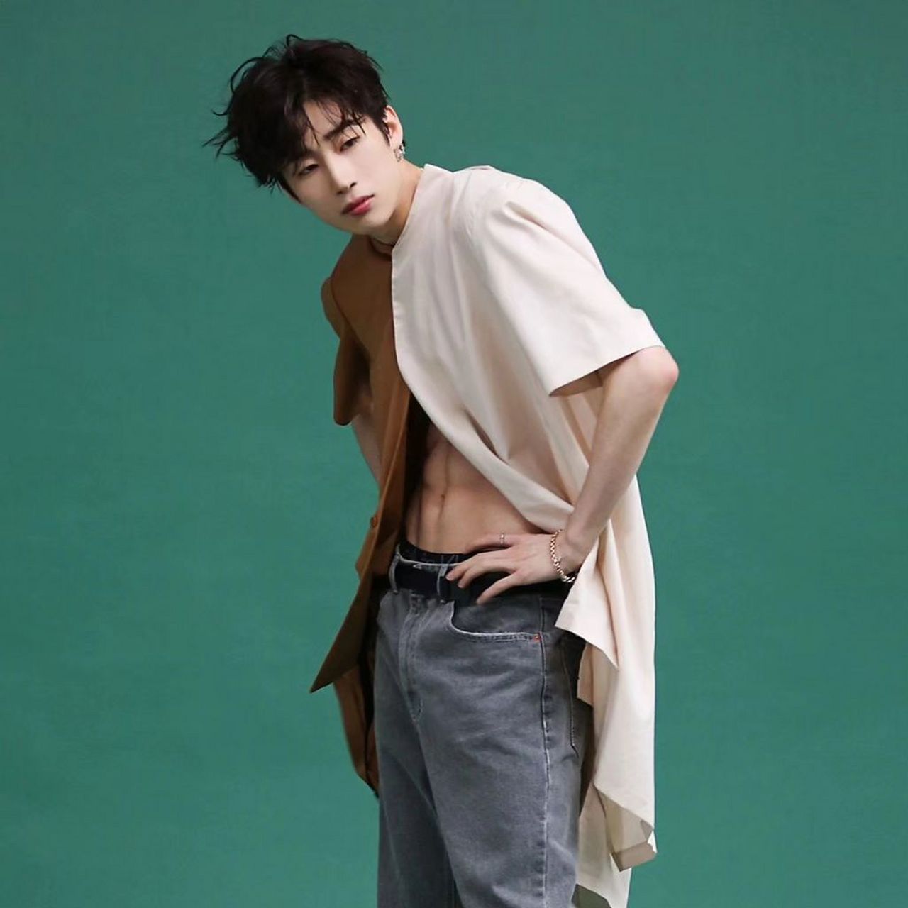 韩国男团victon成员韩胜宇,拍杂志半露腹肌,满屏洋溢着青春的气息