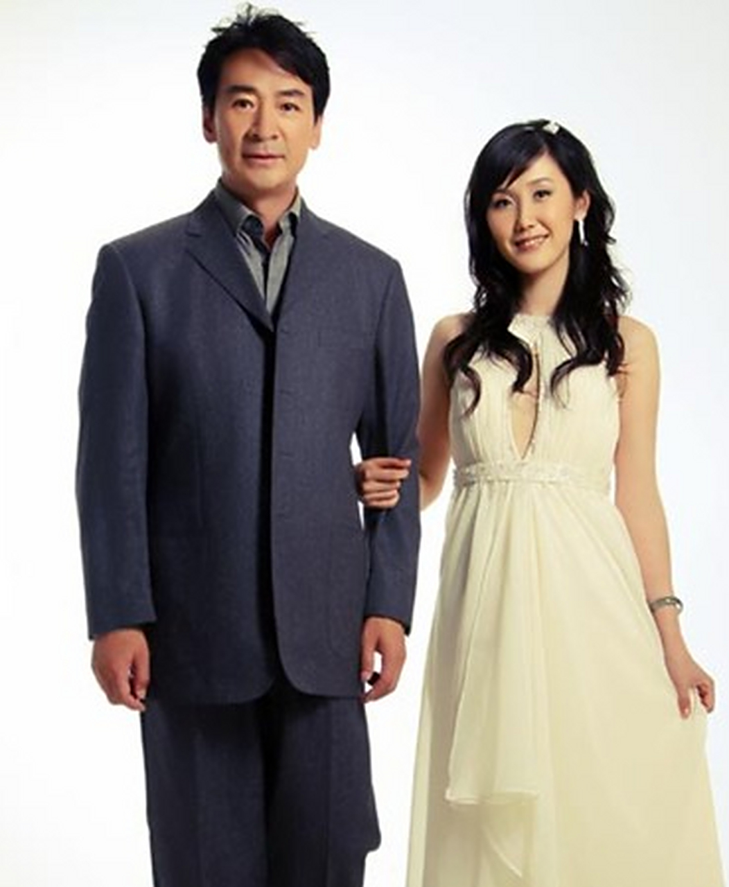 两人好不容才说服李婷的父母在一起,可是同居三年后,寇振海却向李婷