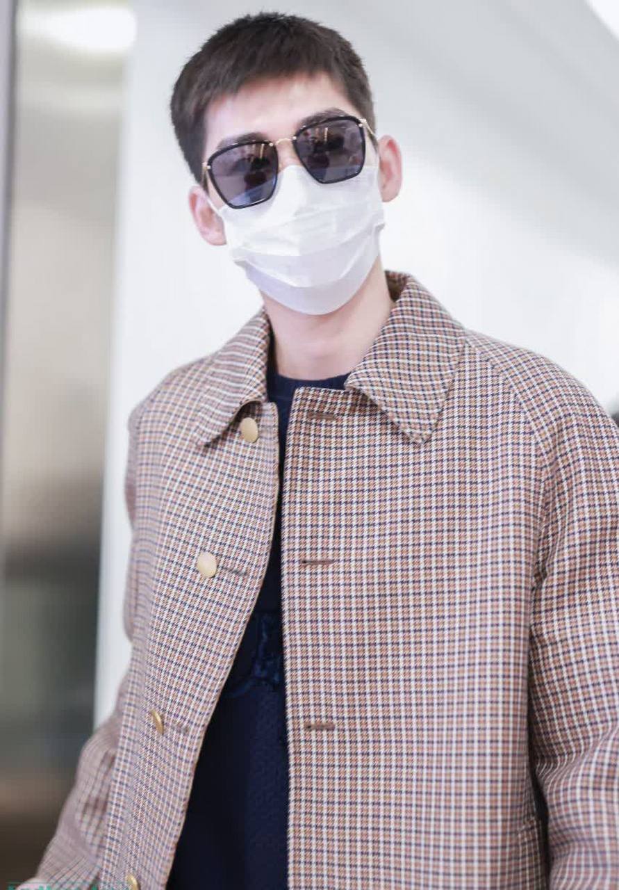 张翰出发机场更新,身穿细纹风衣外套搭配黑色休闲裤,举手投足尽显个性