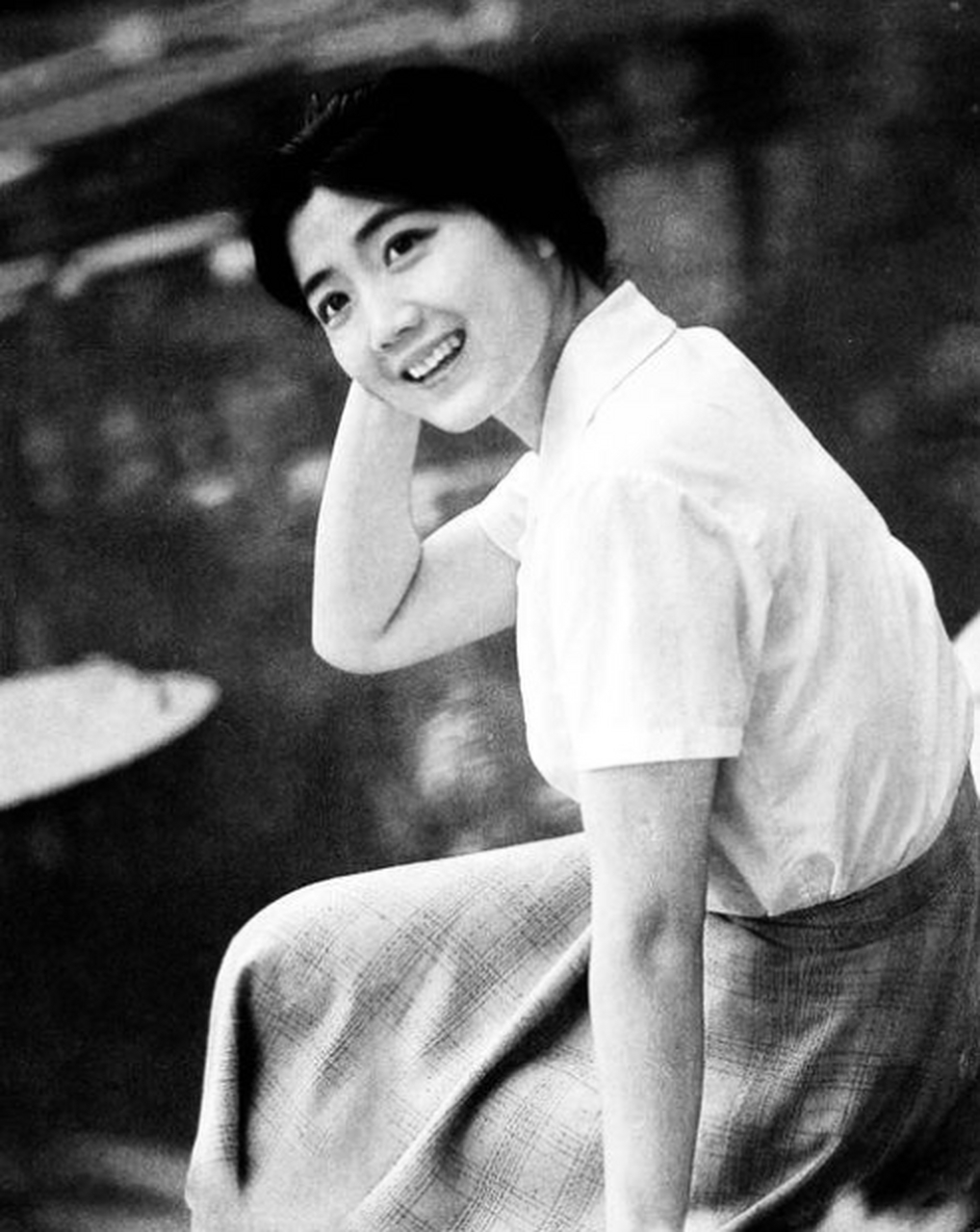 图丨80年代穿喇叭裤的青年[惊哭] 50年代后的人们,女性脱去长袍,穿上