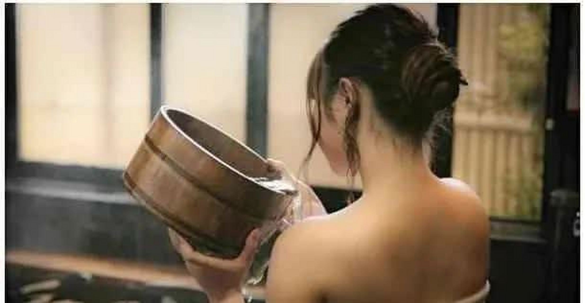 为什么小男孩可以和妈妈一起去女澡堂,而小女孩却不能和爸爸一起去男