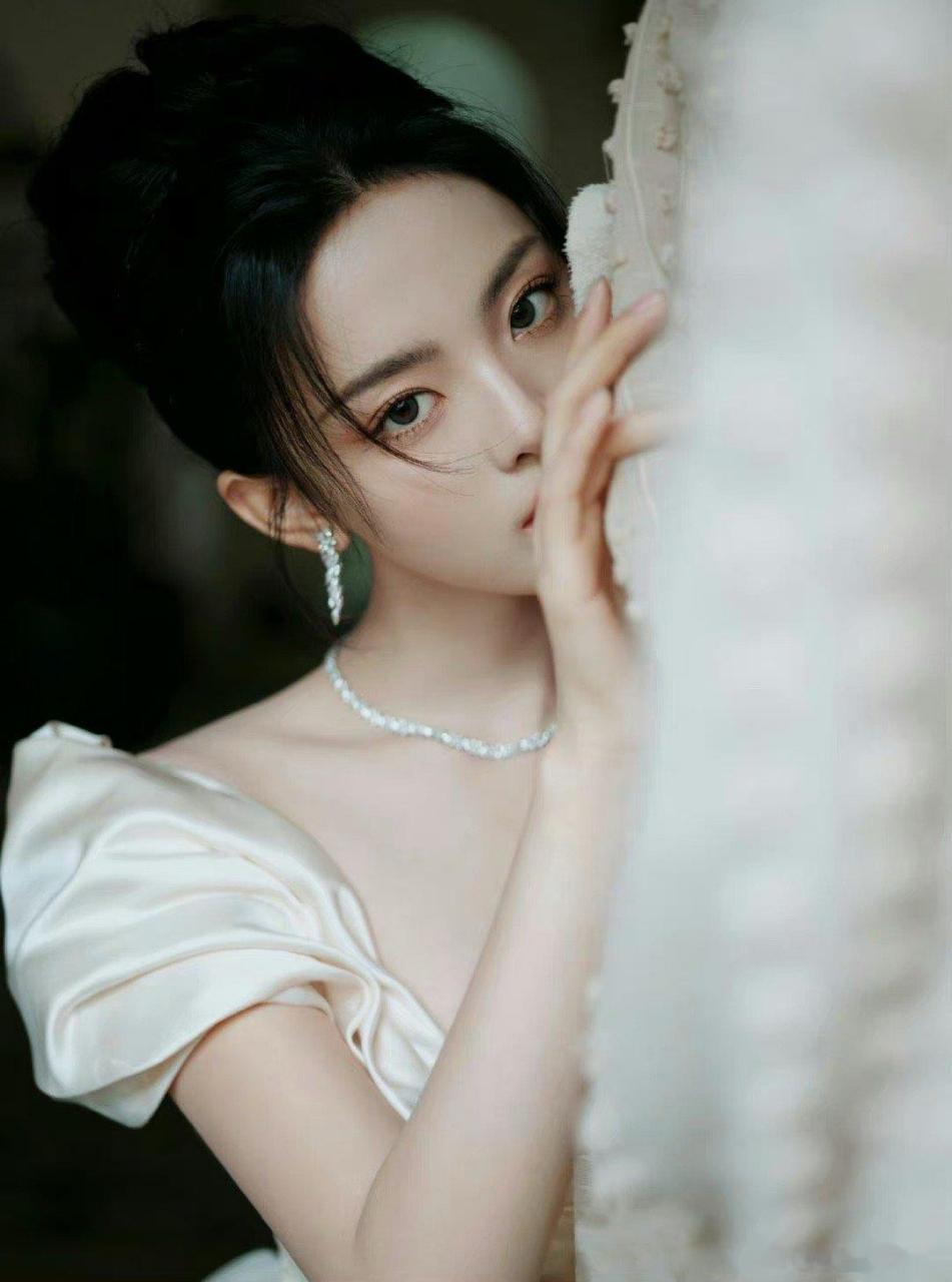 杨超越淡黄色公主裙#哇,这是坠落人间的天使吗?