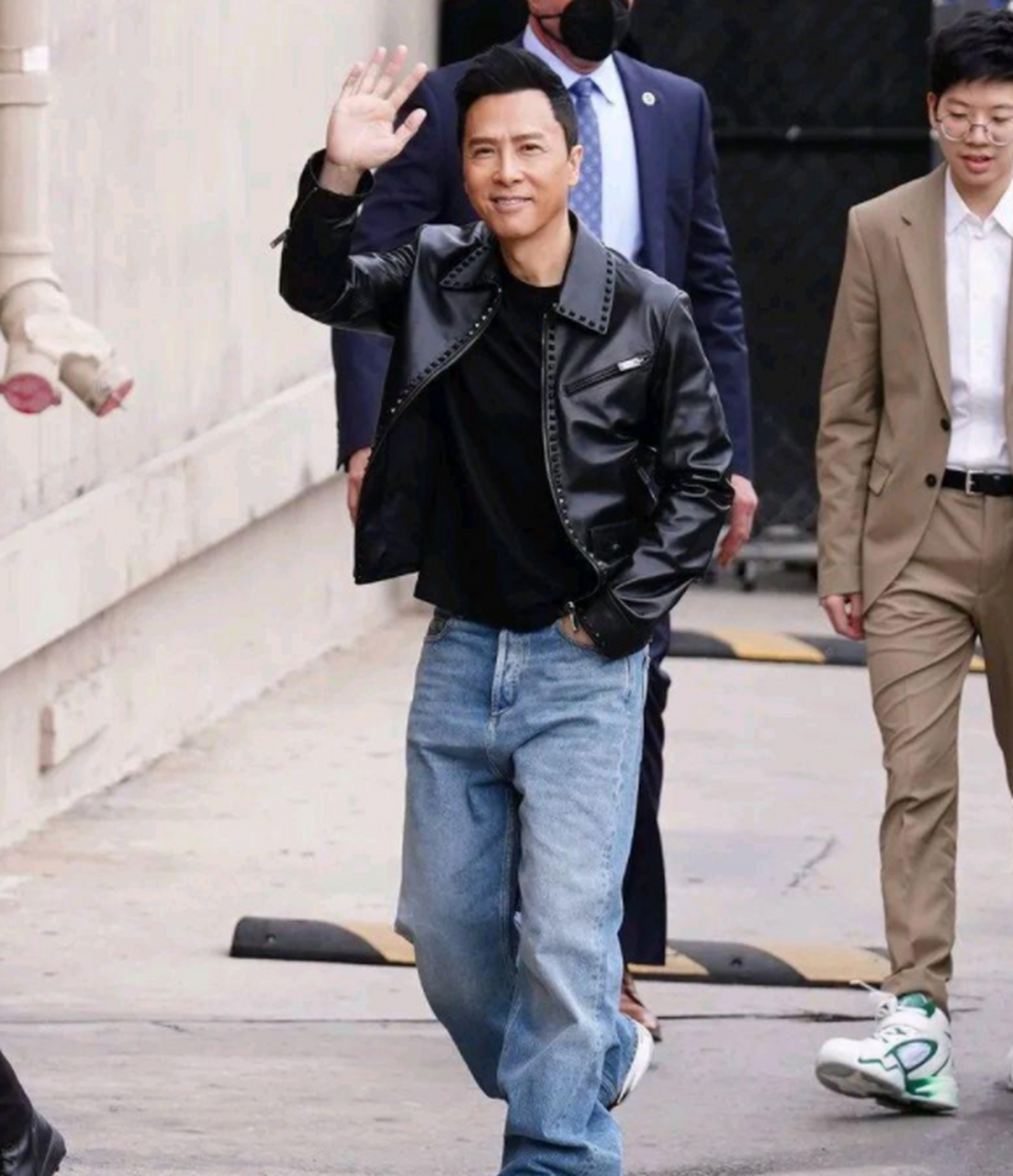 甄子丹亮相洛杉矶,穿黑色的皮衣配蓝色牛仔阔腿裤,走路带风的感觉,真