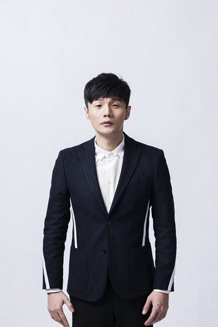 在李荣浩的演唱会上,当这位著名的歌手正在为观众献唱时,一只蚊子飞进