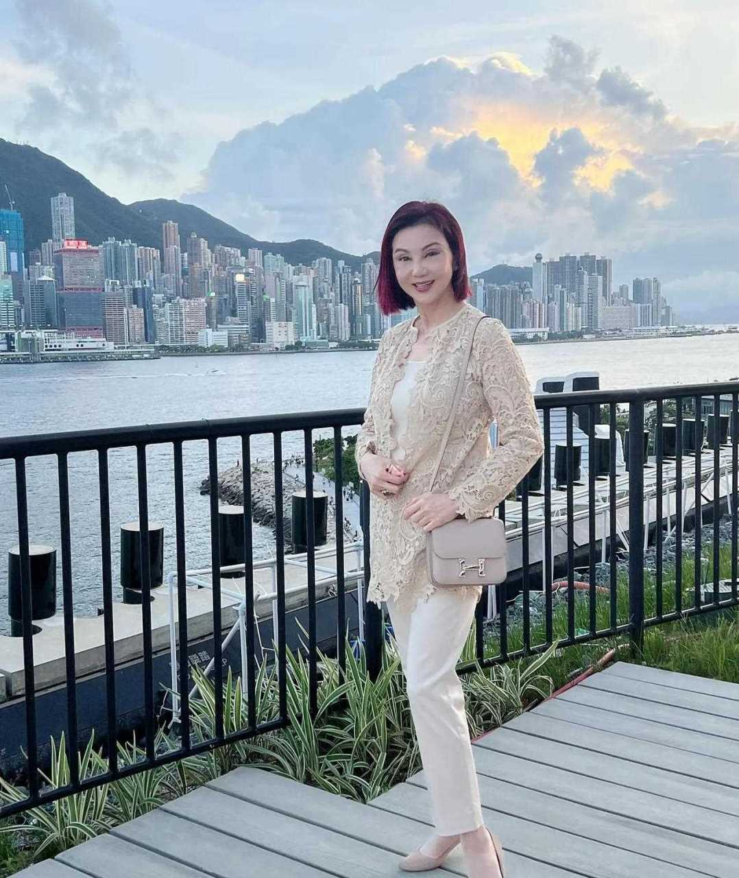 香港富豪林建岳前妻谢玲玲的近照,她看起来依然很有气质