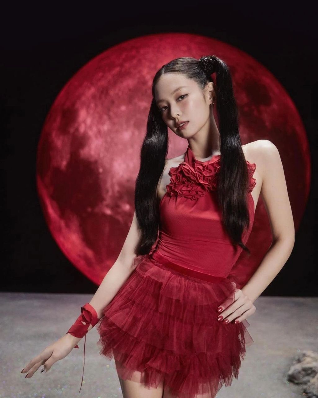 jennie《you&me》红黑造型, 双马尾好适合她 jennie《you&me》mv红黑