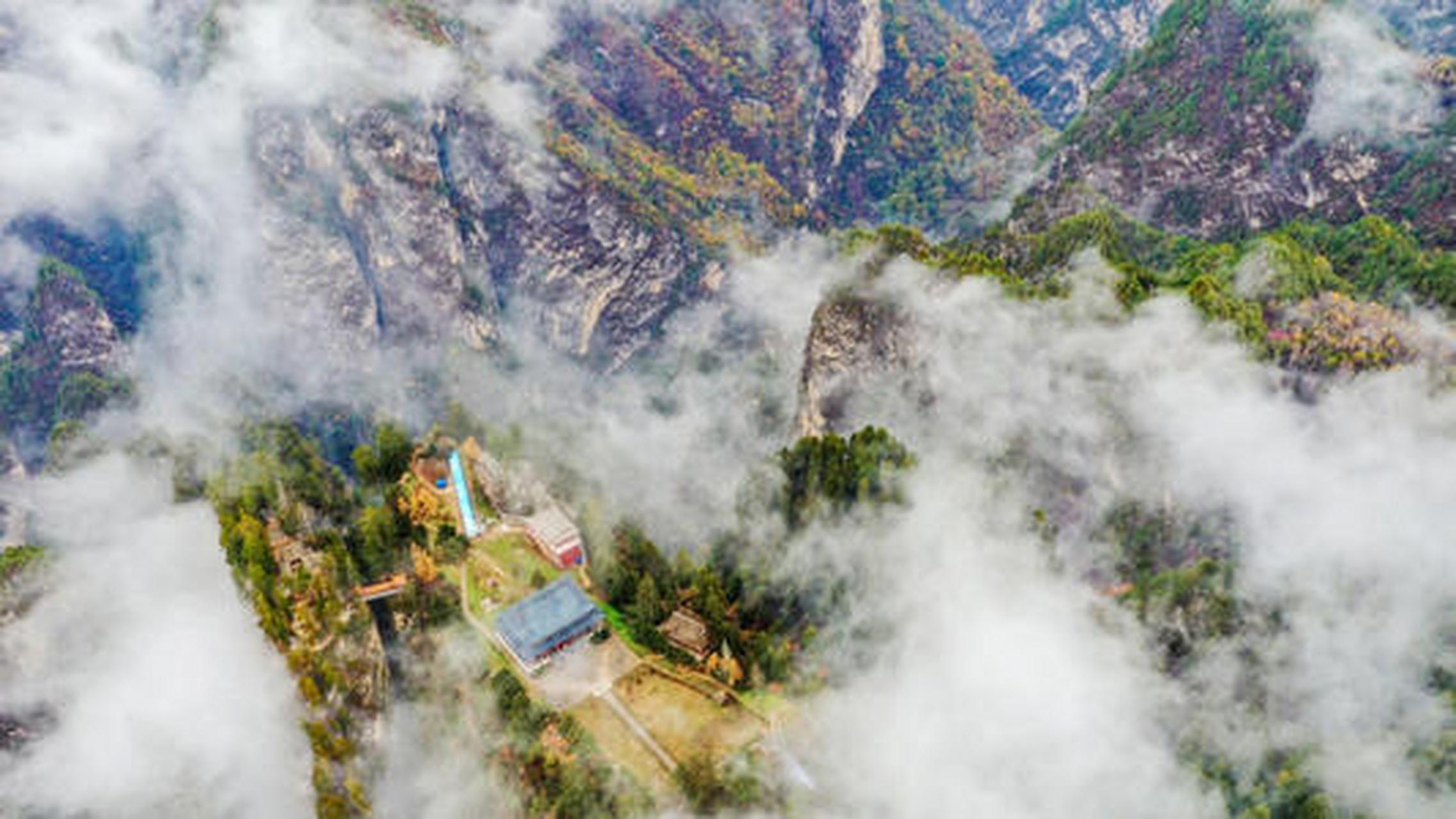 莲峰揽翠,莲峰山位于渭源县城东南34 公里处, 因九峰环峙,状如莲花而