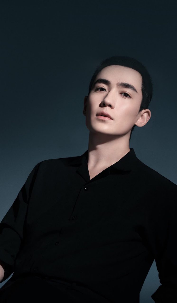 虽然这些广告中的朱一龙都是短发,但不同的品牌有不同的拍摄风格.