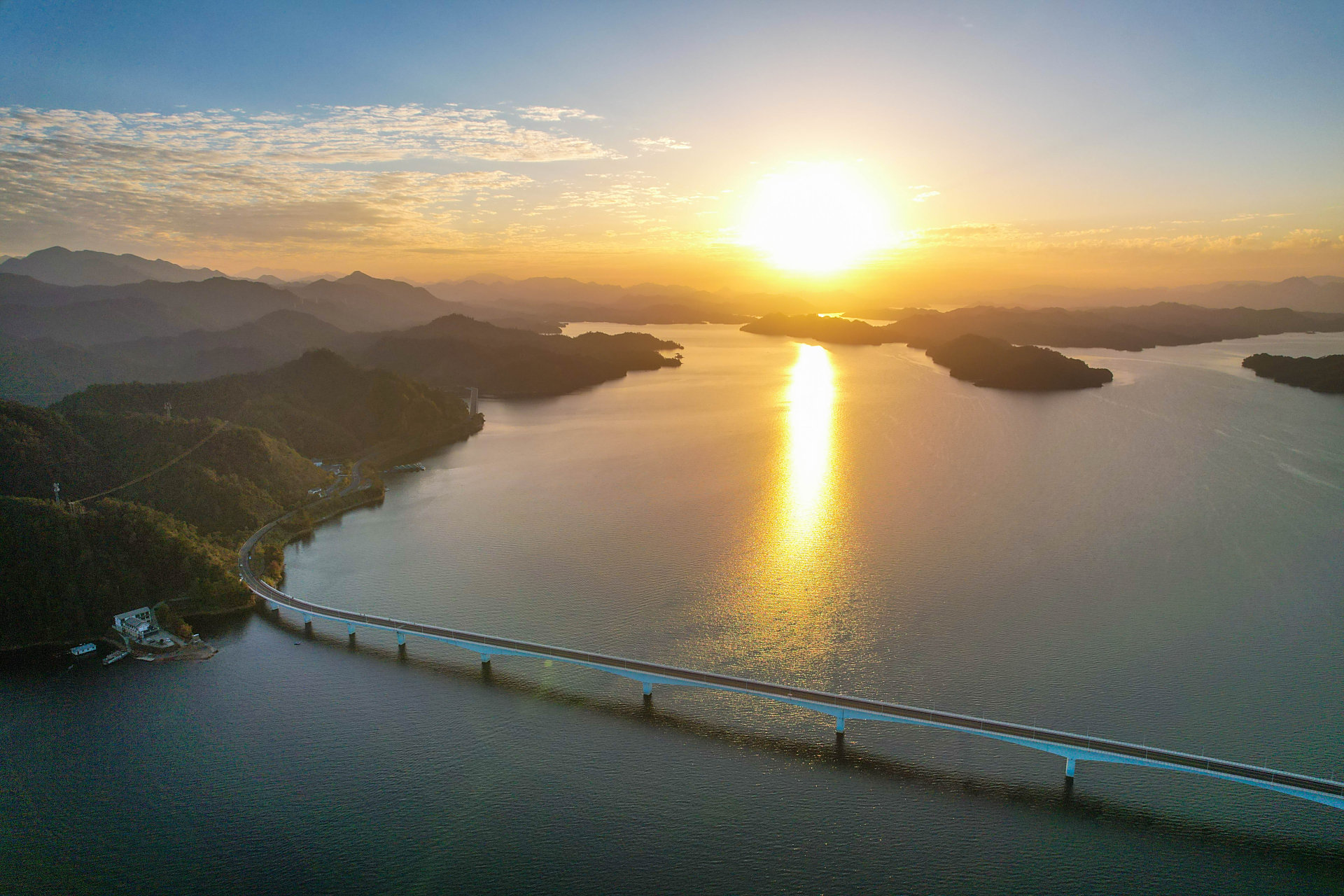世界上有三个千岛湖,分别为加拿大金斯顿千岛湖,湖北仙岛湖,以及杭州