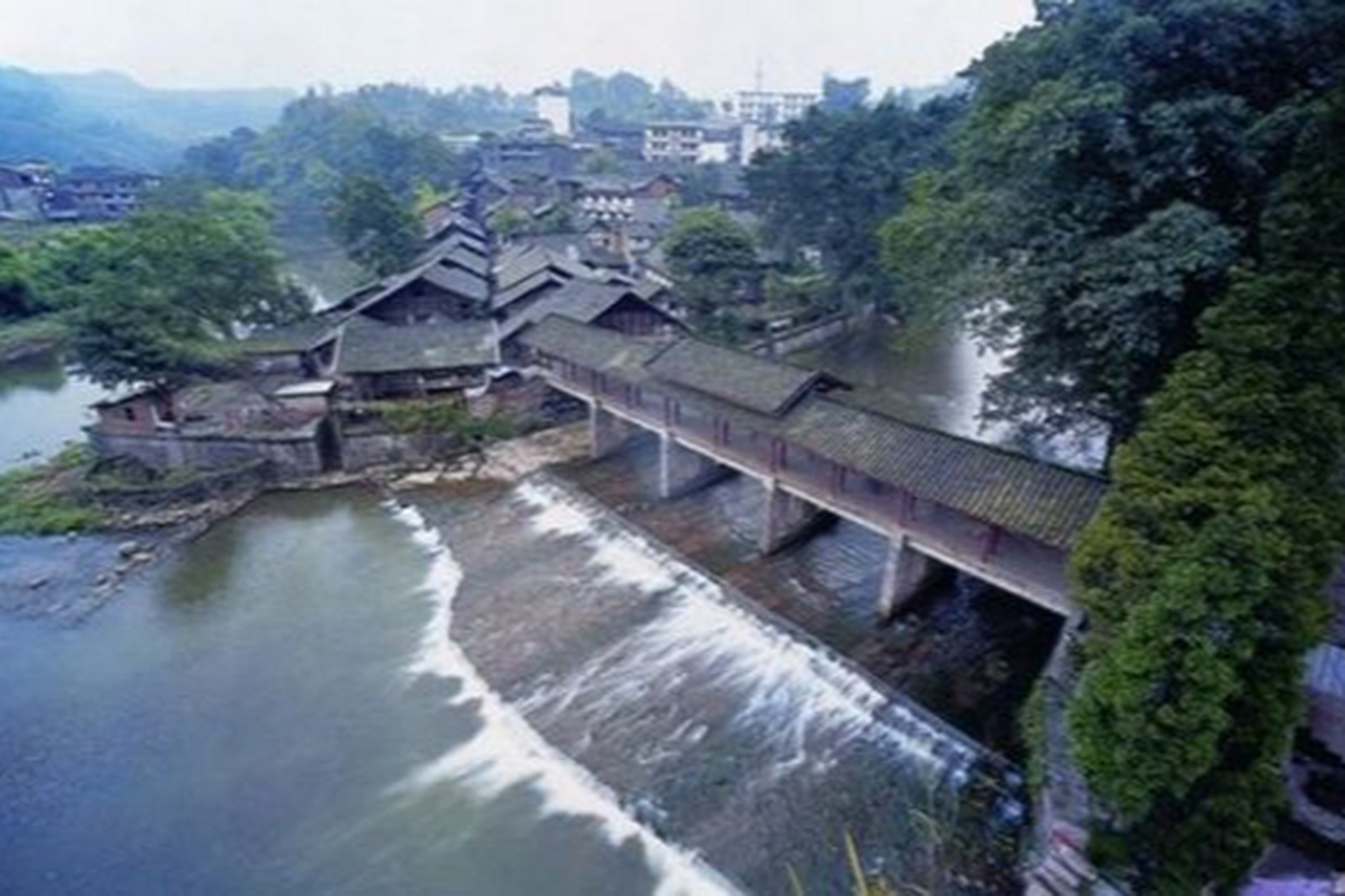 宜宾双河古镇:在四川盆地南缘,镶嵌在长宁,珙县,兴文三县结合部,因有