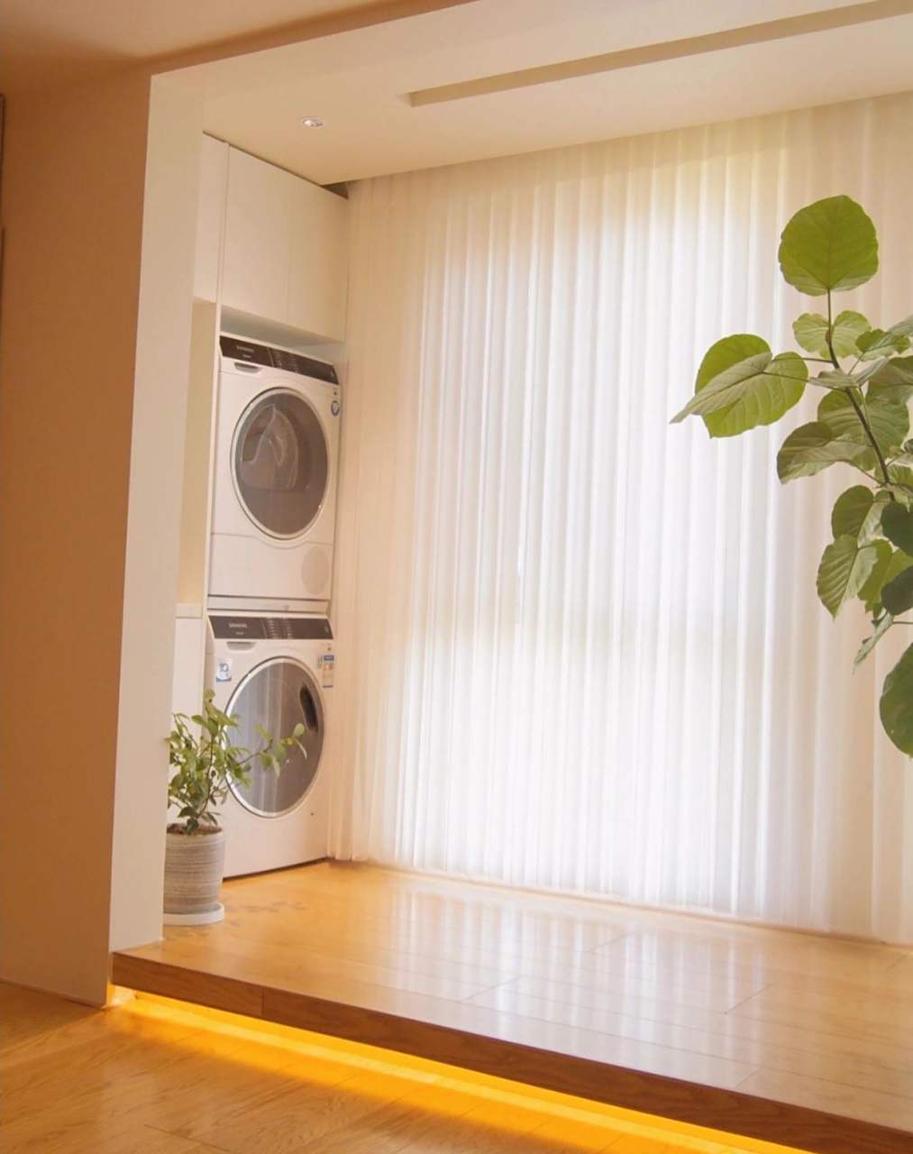 我家的阳台虽然不算大,但每个位置都是我精心设计的,今天把阳台的装修