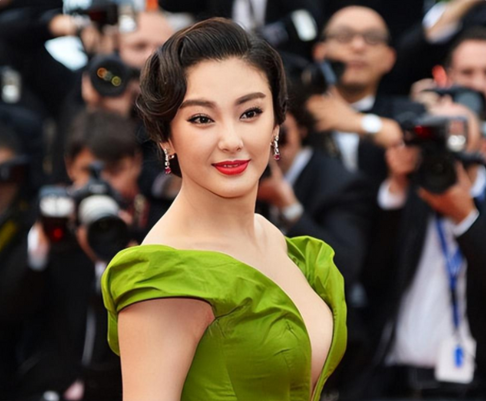 金星吐槽女明星走红毯捂胸口# 作为娱乐圈的一位知名主持人,金星因其