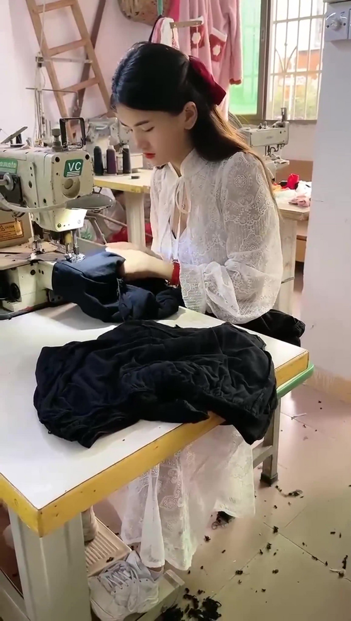 在服装厂,无意间拍到这一幕,果然工作的女孩最美!