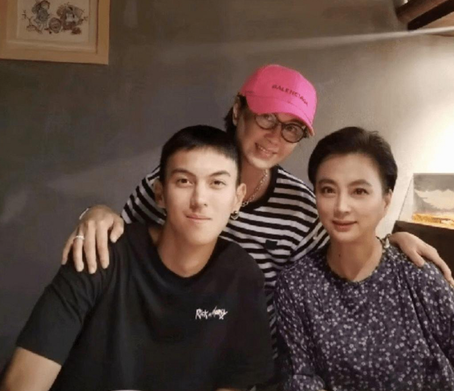 李玲玉混血儿子身高近1米9,长腿再加上天鹅颈,痞帅不输男明星!