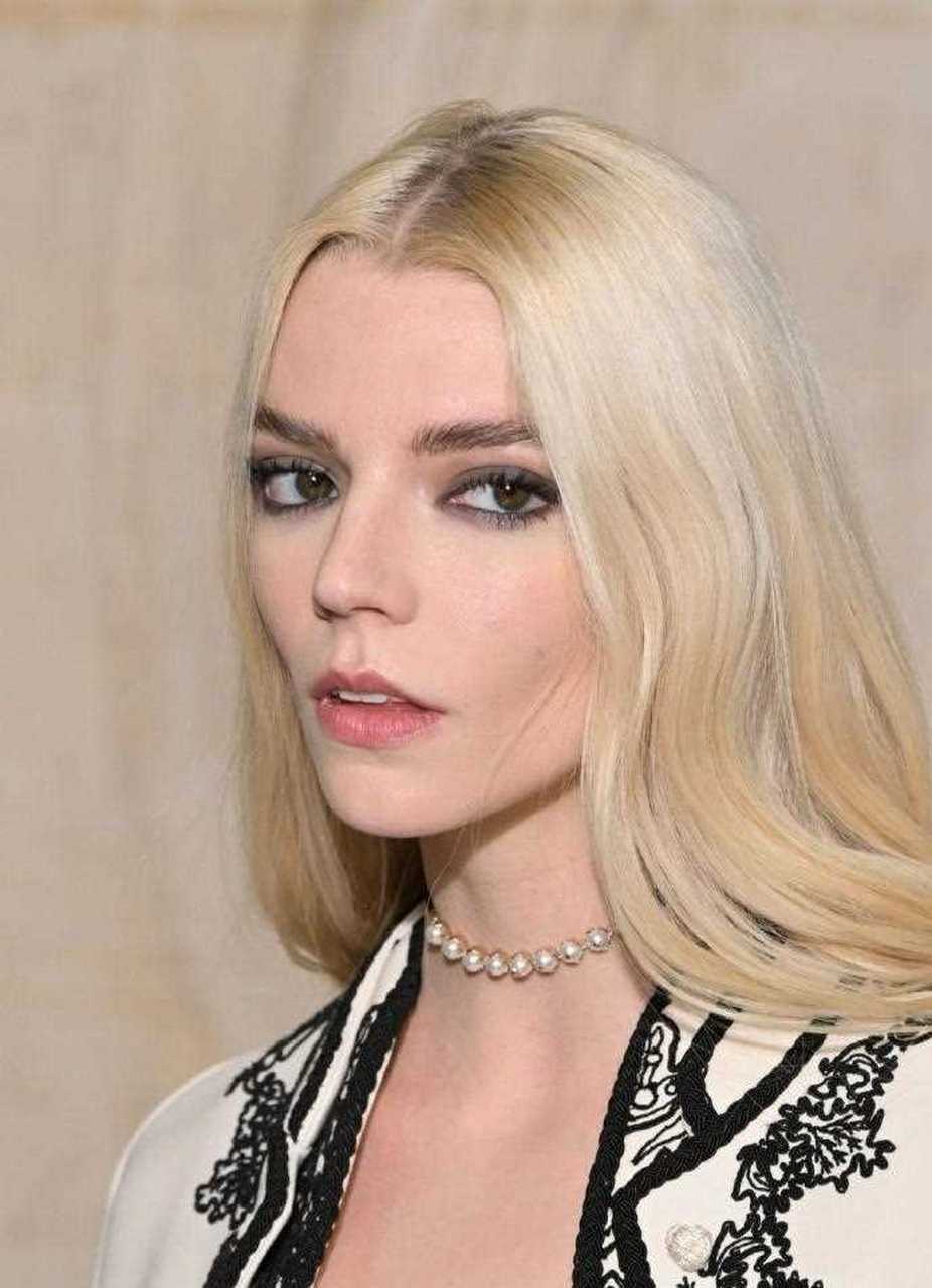 好莱坞女星安雅·泰勒-乔伊,盛装亮相巴黎时装周.小仙女气质又美又辣!