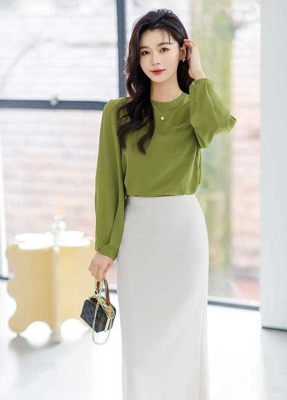 上班穿裙子还是穿裤子更显气质?