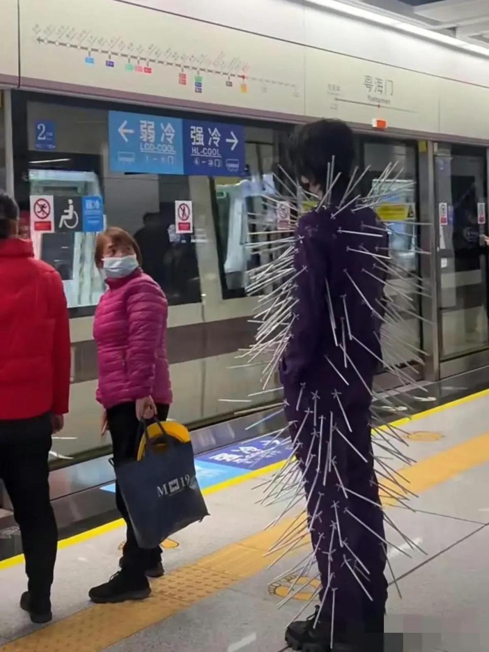 这样的衣服是挤地铁的神器?
