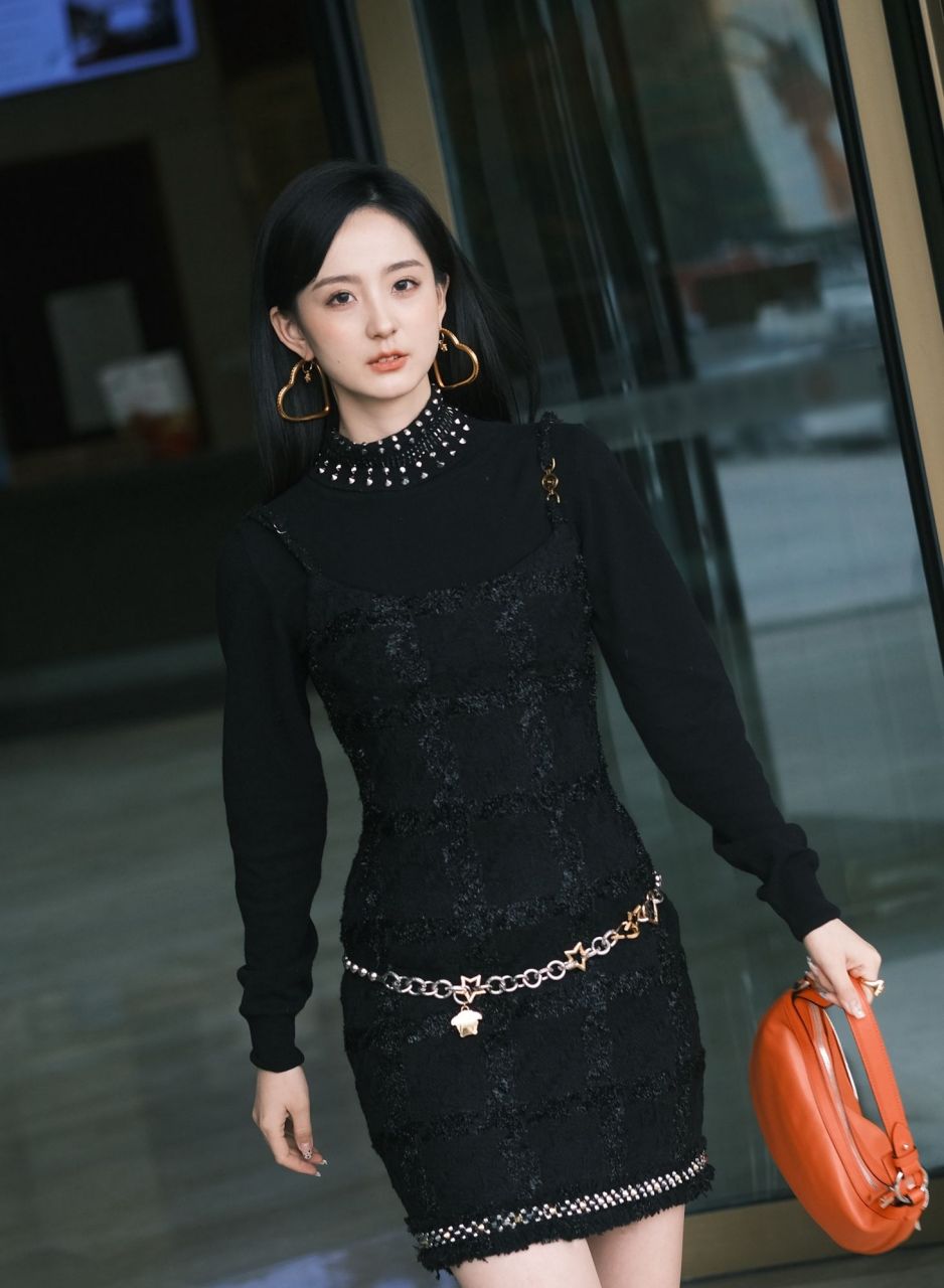 "许晓诺"性感撩人写真,一袭黑色连衣裙大秀美腿,太吸睛了