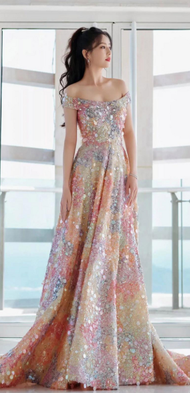 佟丽娅穿搭,简约精致同款手镯和耳环,搭配一条碎花裙,曼妙的身材和