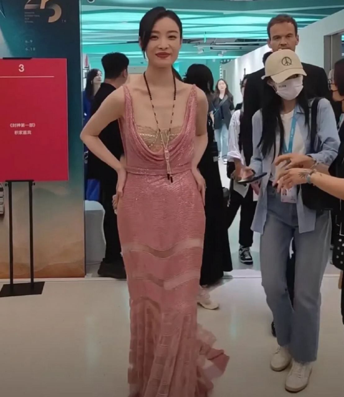 倪妮腰臀比vs易梦玲腰臀比,这回女明星居然输了? 676767