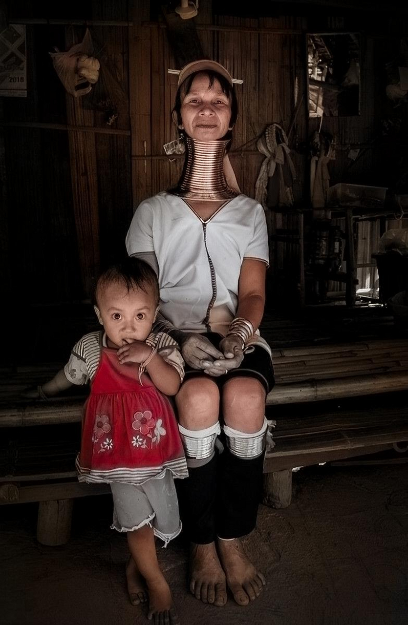 1935年,缅甸长颈族的两个女孩在床上打盹.