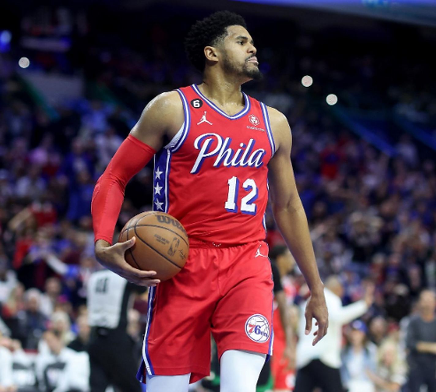 76人前锋托拜亚斯-哈里斯在费城的一个训练营活动中接受了媒体的