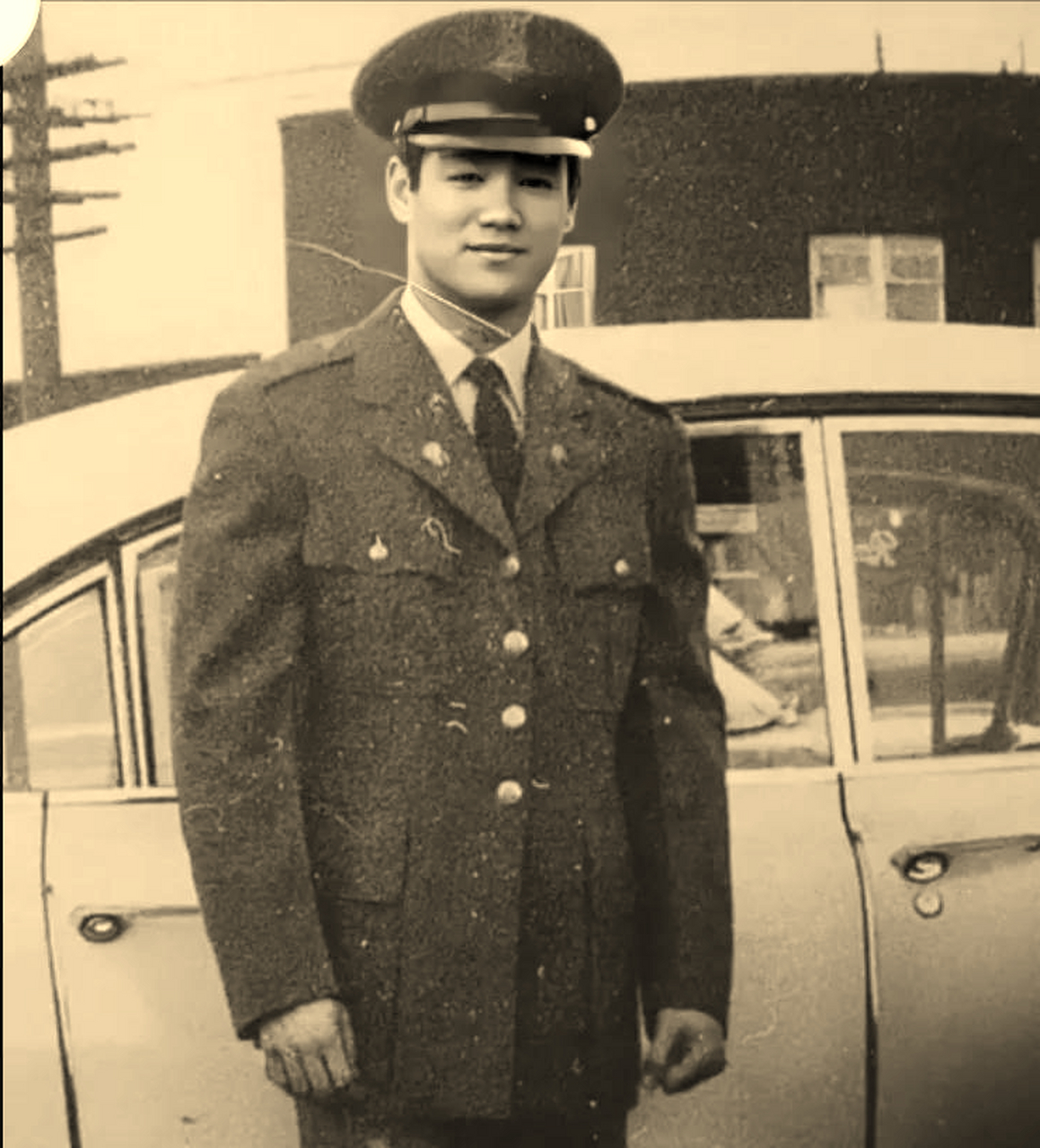 上世纪60年代,李小龙身穿军服,在美国西雅图大学军训现场拍摄了一张