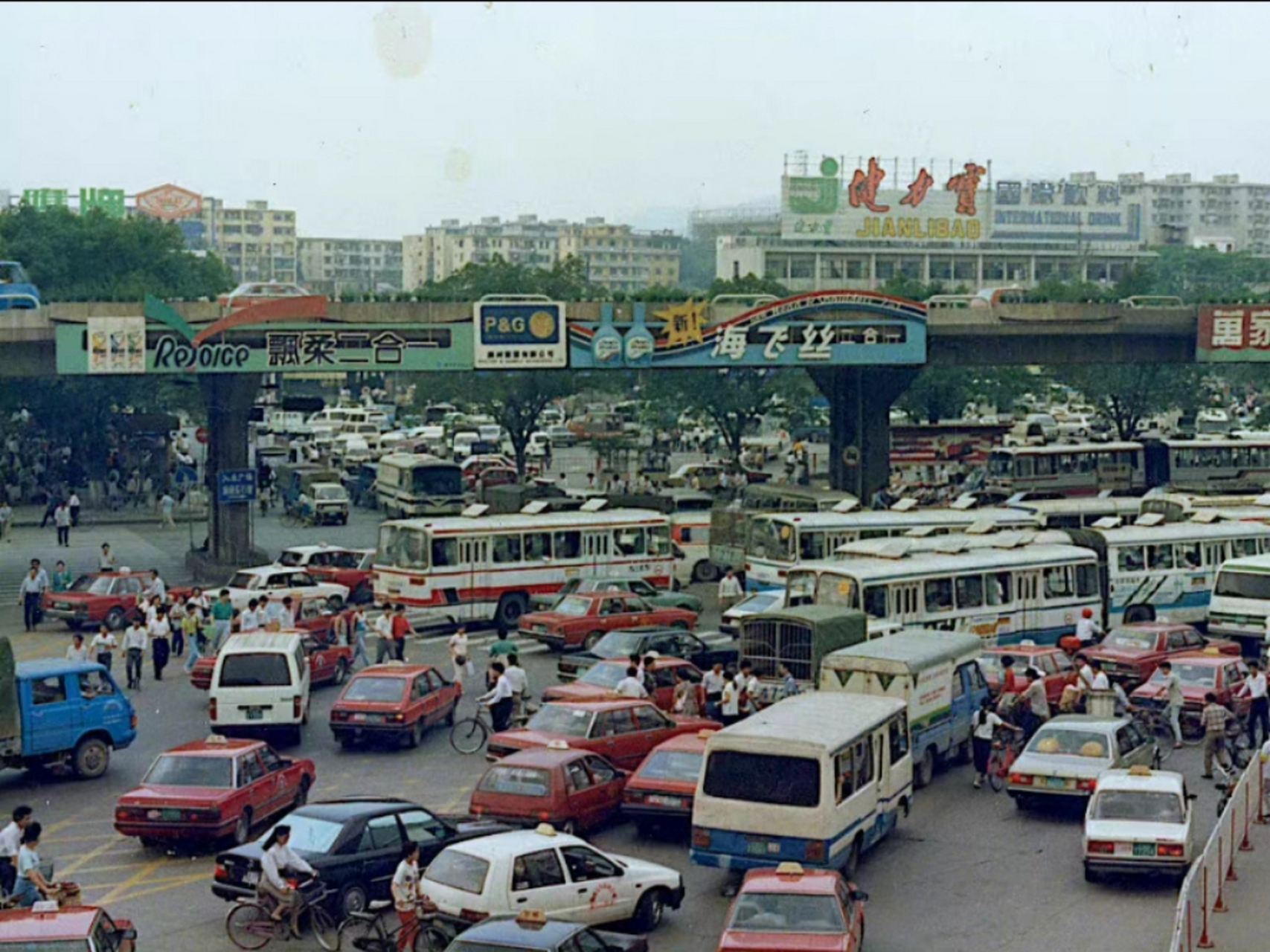 在上世纪九十年代的城市老照片中,可以看到许多人骑自行车或三轮车