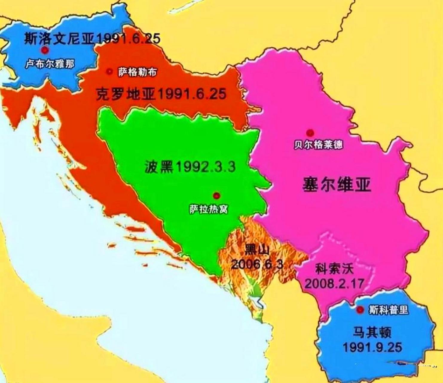 1967年,南斯拉夫第一大城市贝尔格莱德,两位老太太看着路过的时髦女郎