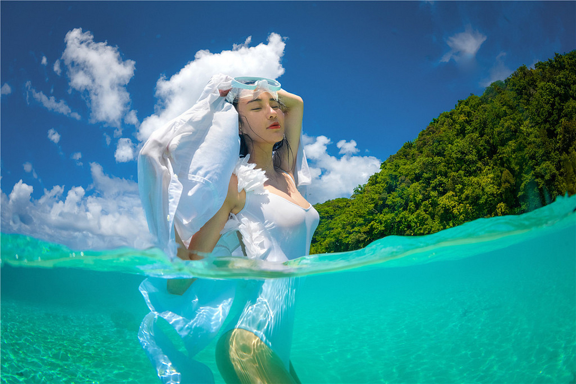 30岁"龙女郎"海边穿比基尼大摆性感pose 30岁的"功夫女星"母其弥雅