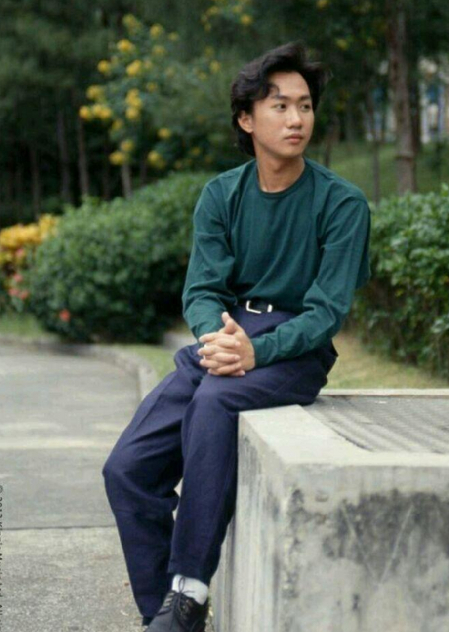 照片里的黄家驹,披着黑色的长发,穿着一身正气的军装,脸上洋溢着自信