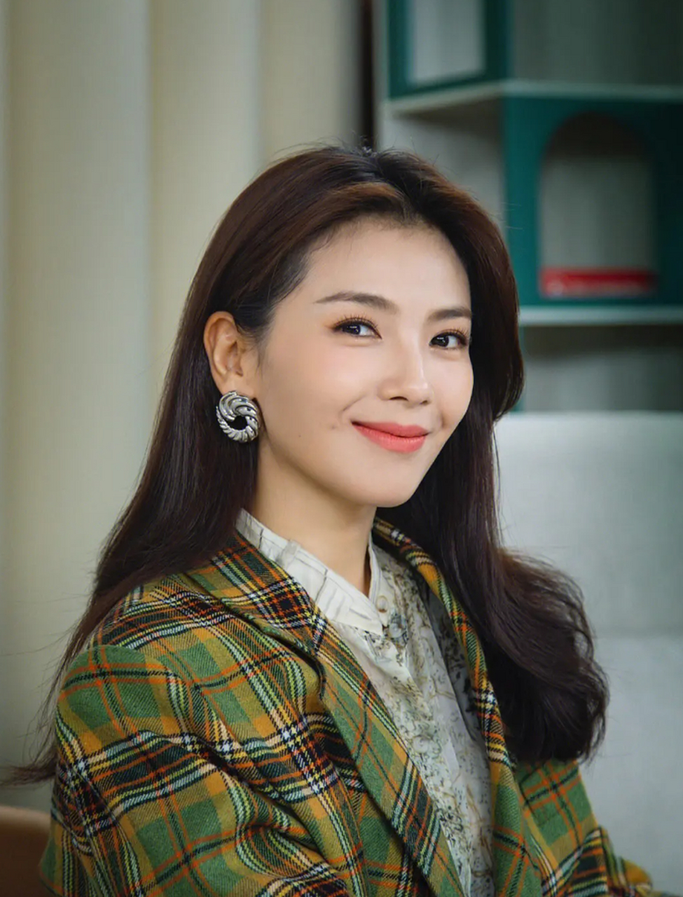 标志性的高颧骨消失不见,脸型变得柔和圆润.