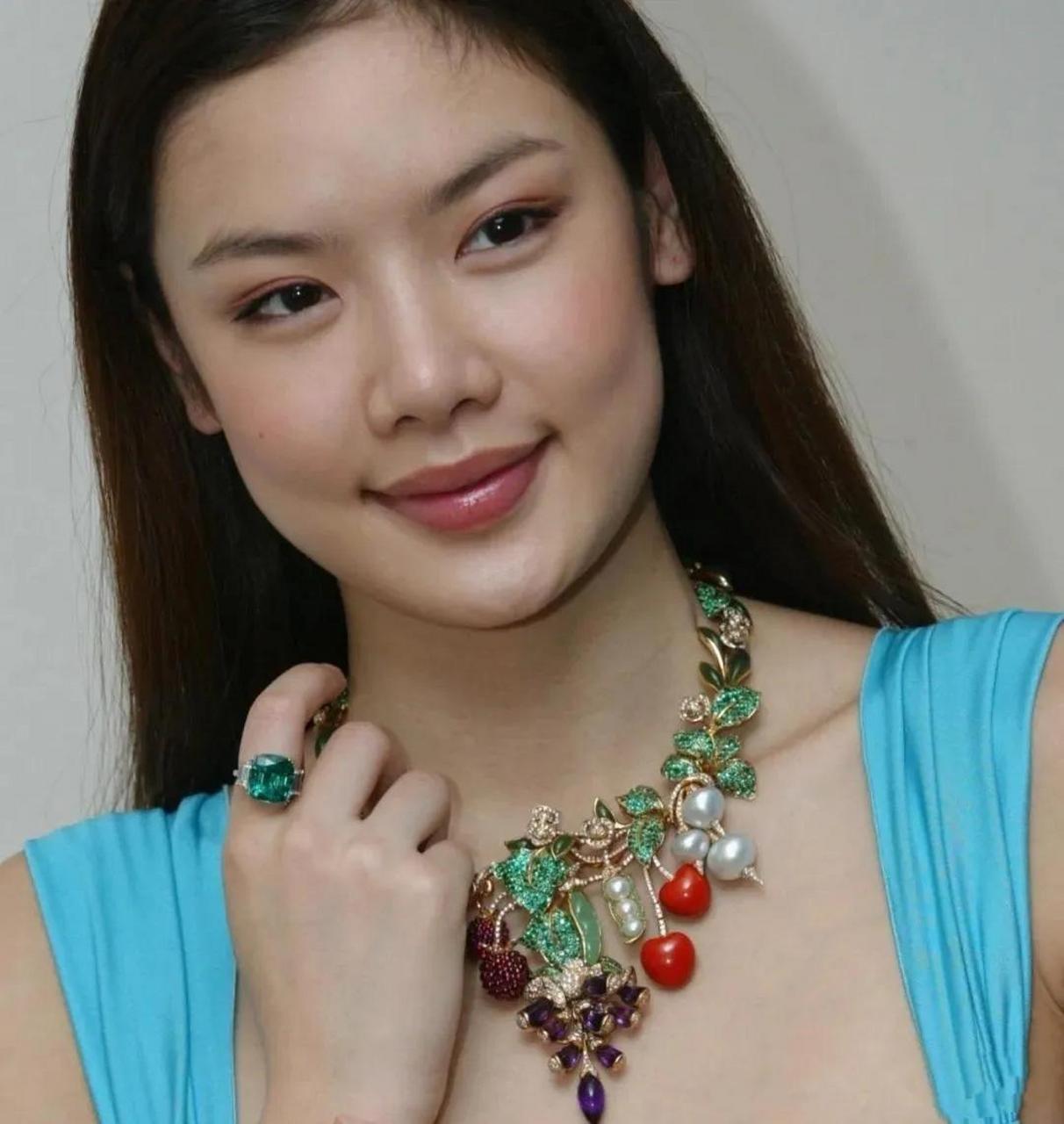 乐基儿是90年代华语乐坛的代表性人物之一,年轻时的她可爱甜美,美艳