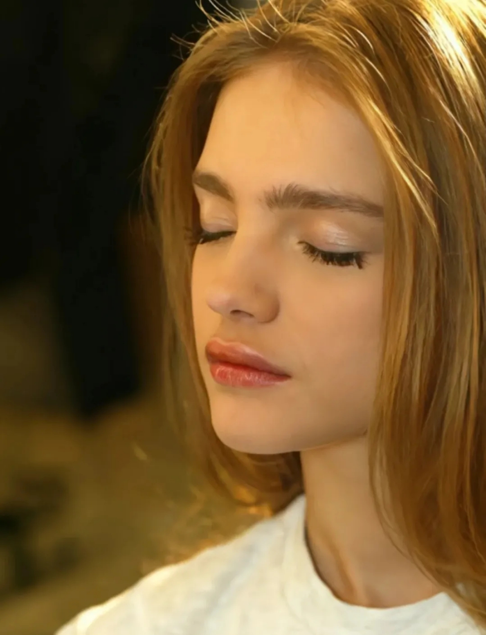 水果娜早期秀场后台照片 娃娃脸模特鼻祖 难得小骨架的欧美人 头也