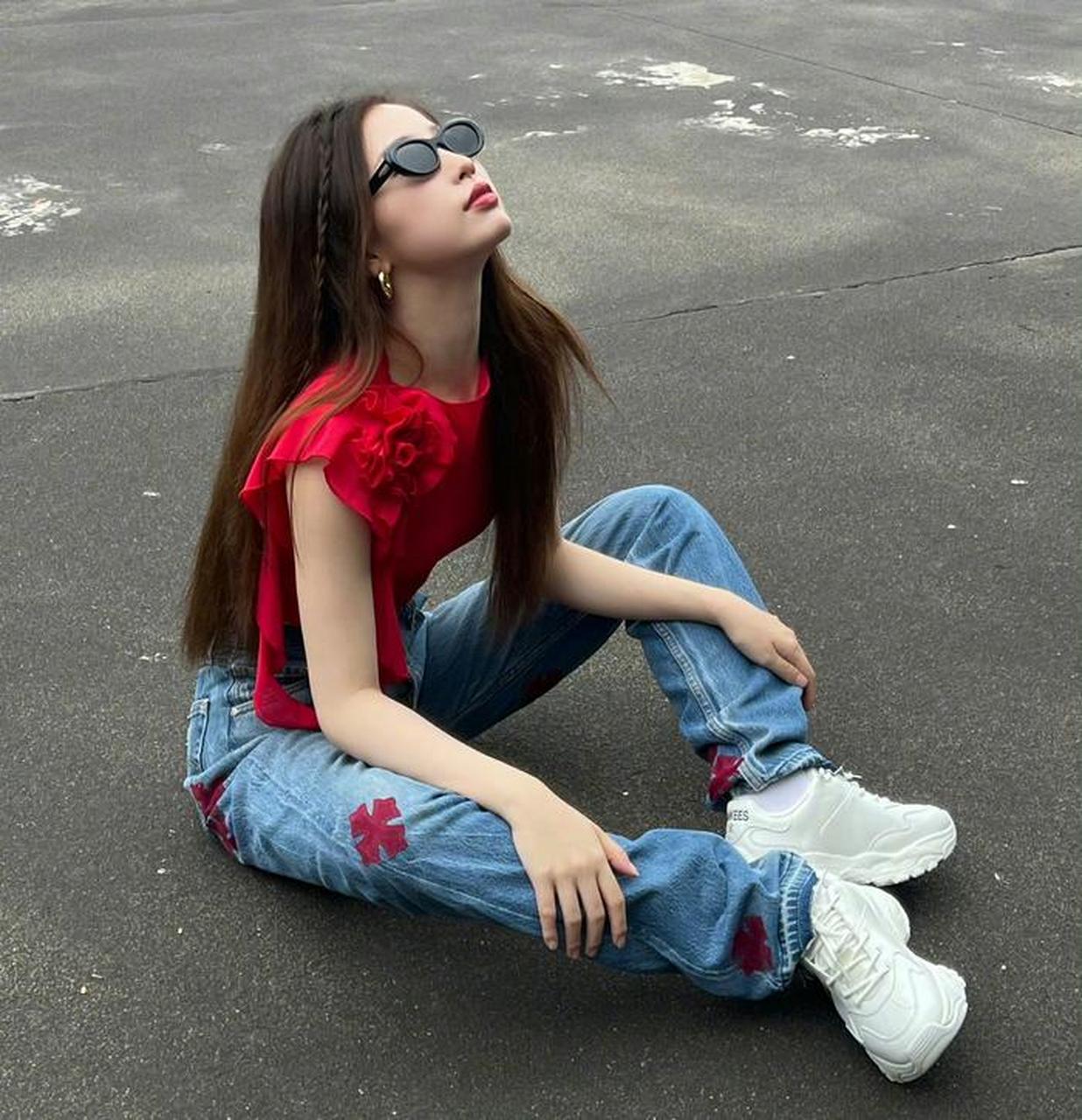 这个夏天,让我们一起学习虞书欣的穿搭技巧,展现出自己的时尚魅力吧!