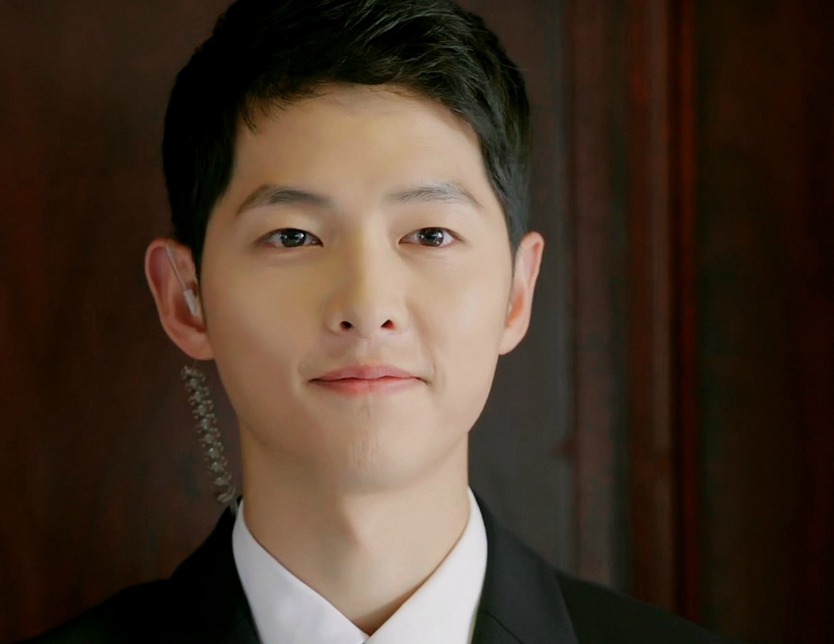 女方是英国素人,据知情人士爆料,37岁的宋仲基谈恋爱了!