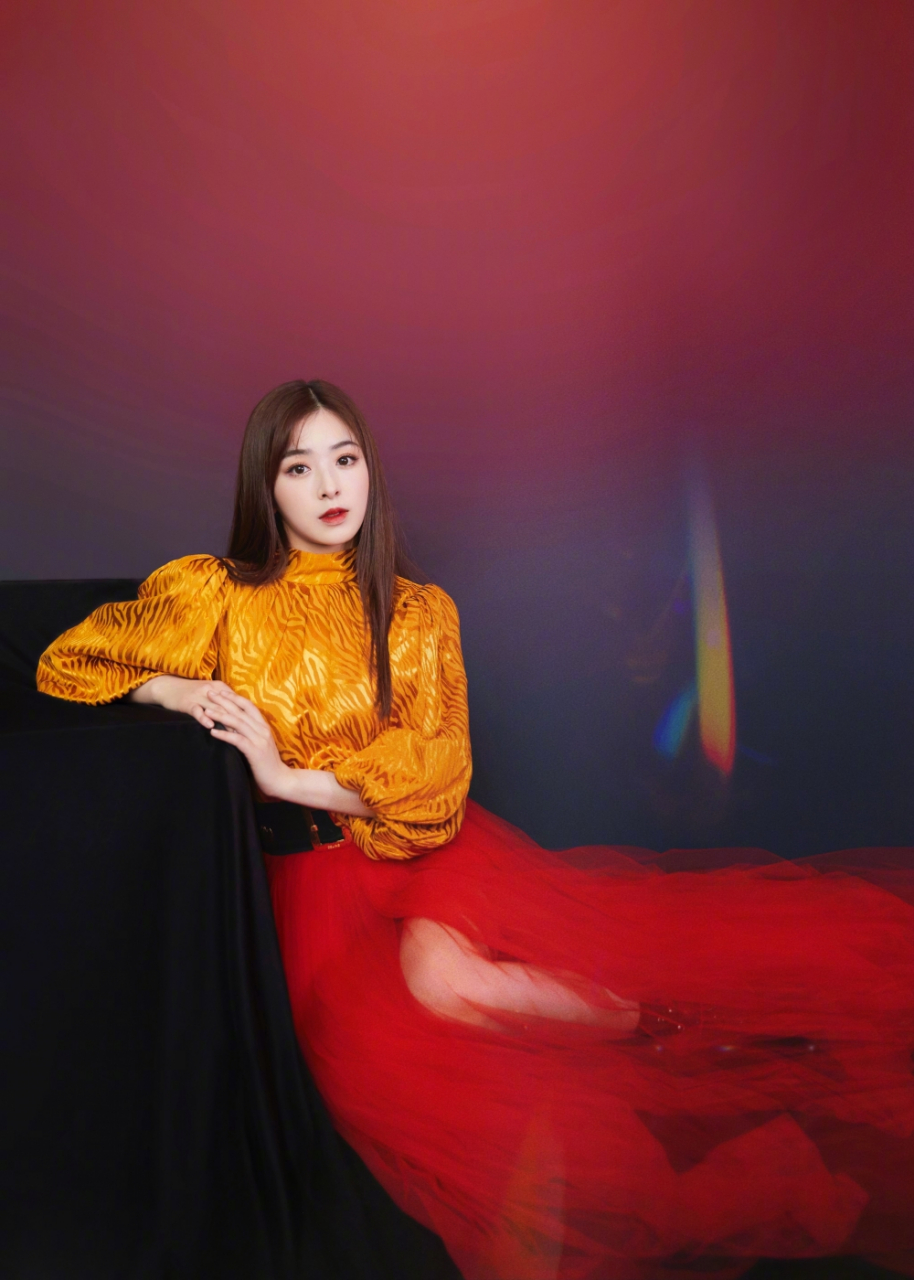 张含韵优雅红色薄纱裙写真