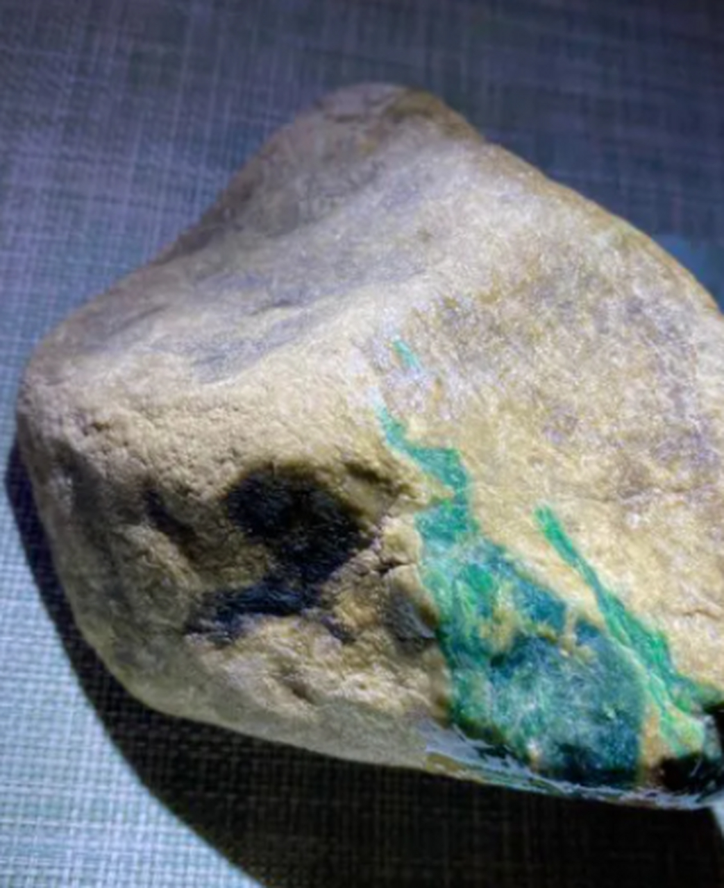 点击头像看直播##翡翠原石# 1公斤莫西沙精品小色料,满身色莽,压灯色