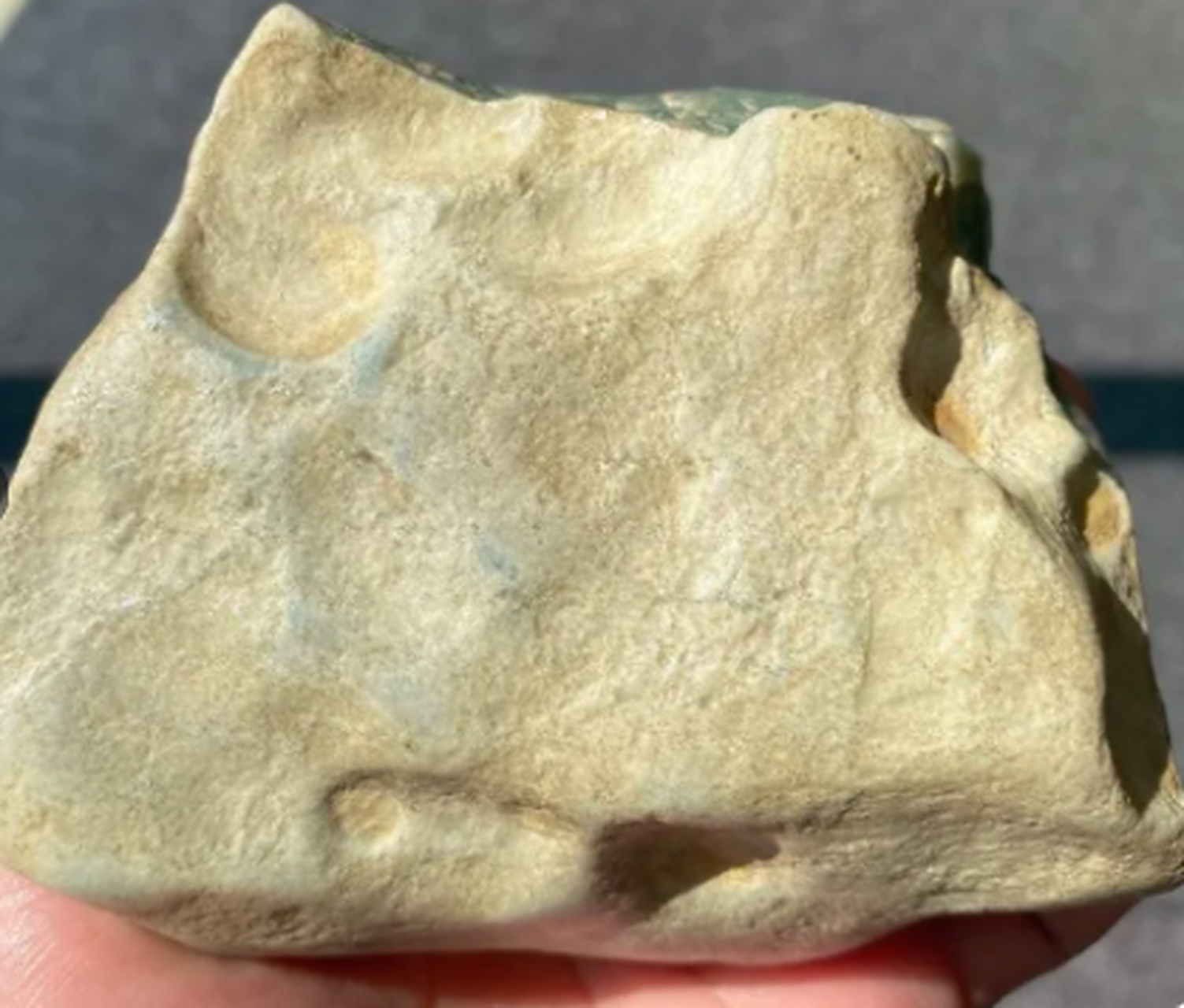 点击头像看直播##翡翠原石#莫西沙包浆皮,670克,尺寸:10.2-8.5-4.